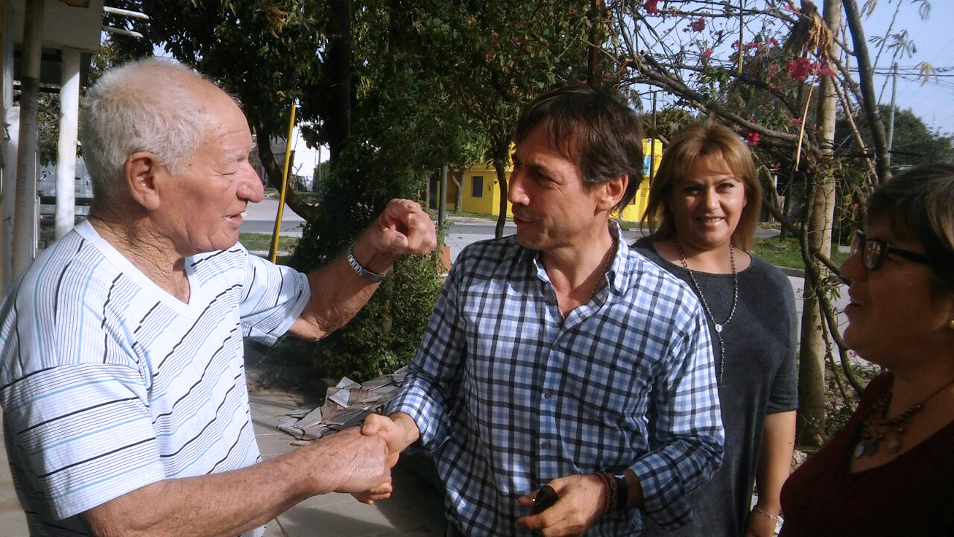 El precandidato a senador por Cambiemos, Luis Naidenoff, recorrió el barrio Virgen del Pilar, en la ciudad de Formosa, en el marco del timbreo nacional que realizó el Frente