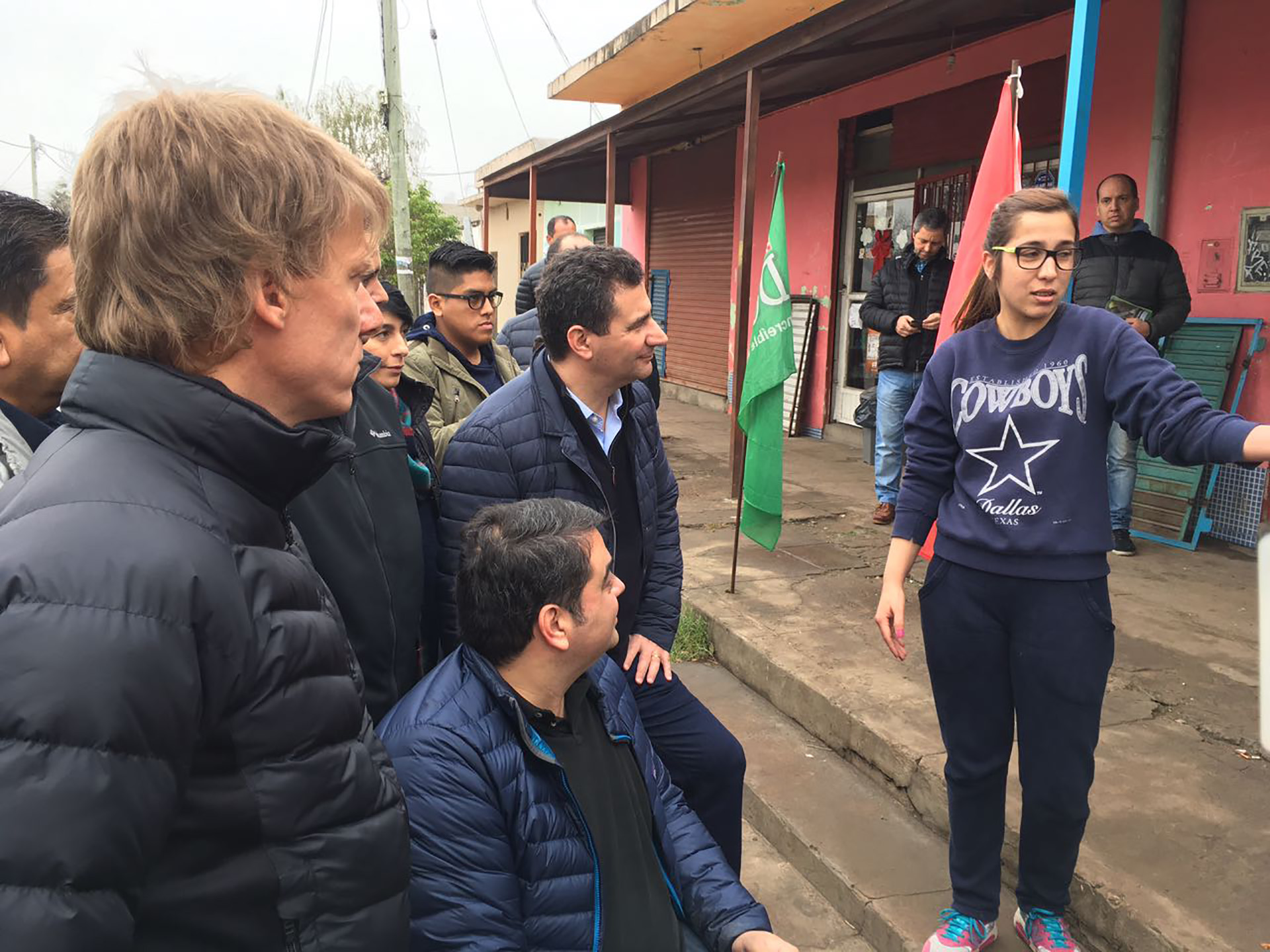 Por su parte, el ministro de Trabajo, Jorge Triaca, recorrió Almirante Brown junto a Carlos Regazzoni