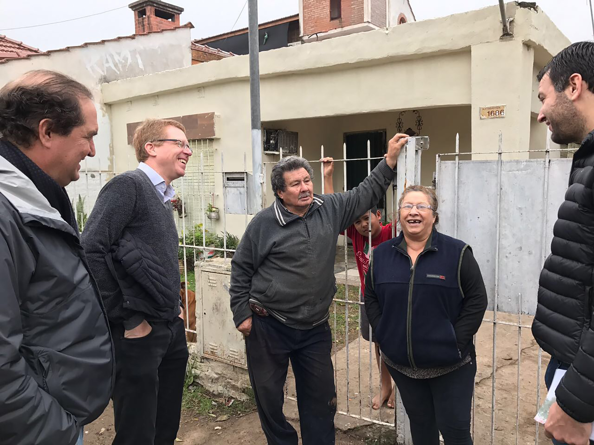El presidente del Banco Provincia Juan Curutchet y el secretario Legal y Técnico de la Nación Pablo Clusellas timbrearon en la localidad de Escobar junto al primer candidato a concejal de Cambiemos Leandro Costa