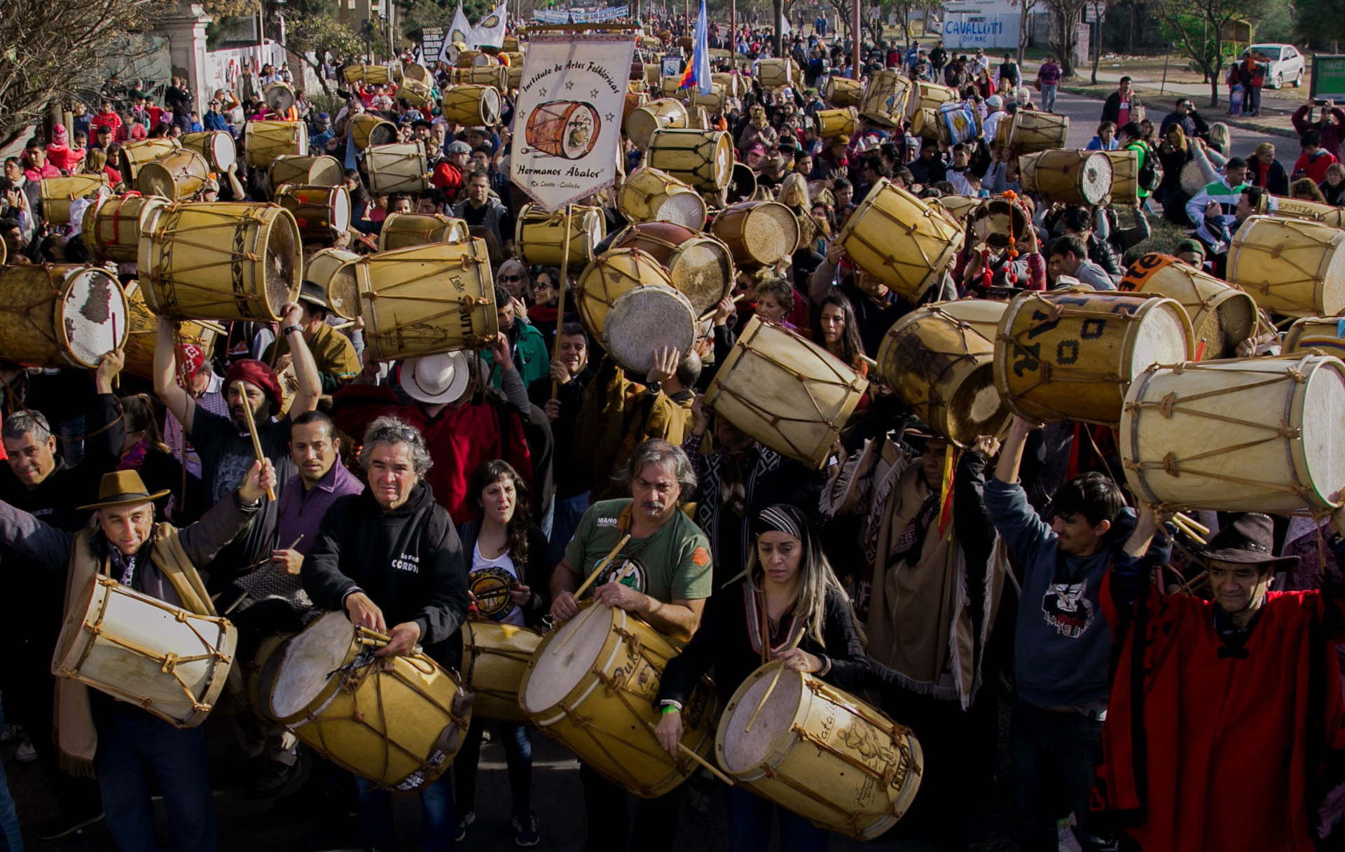 Miles de personas participaron hoy de la decimoquinta edición de la marcha de los bombos con motivo de los festejos por el 464 aniversario de la fundación de Santiago del Estero, la denominada “Madre de Ciudades” de la Argentina