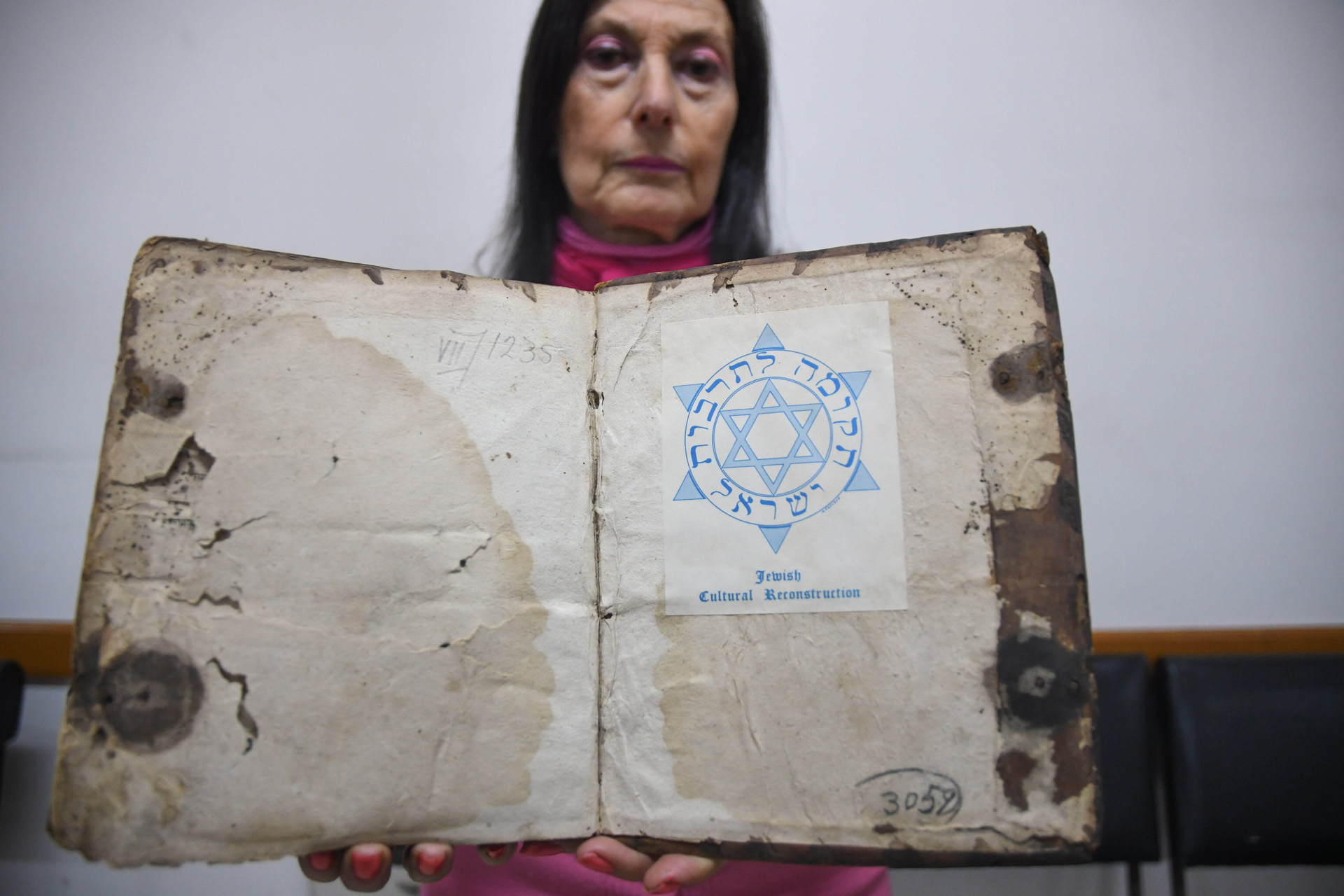 La directora académica del IWO, Ester Szwarc, recordó la epopeya que significó el rescate del patrimonio cultural de su institución, que funcionaba en la sede de la AMIA hasta el atentado de 1994, y que unos “800 jóvenes lograron recuperar muchos materiales que ya habían sobrevivido al nazismo y al Holocausto”