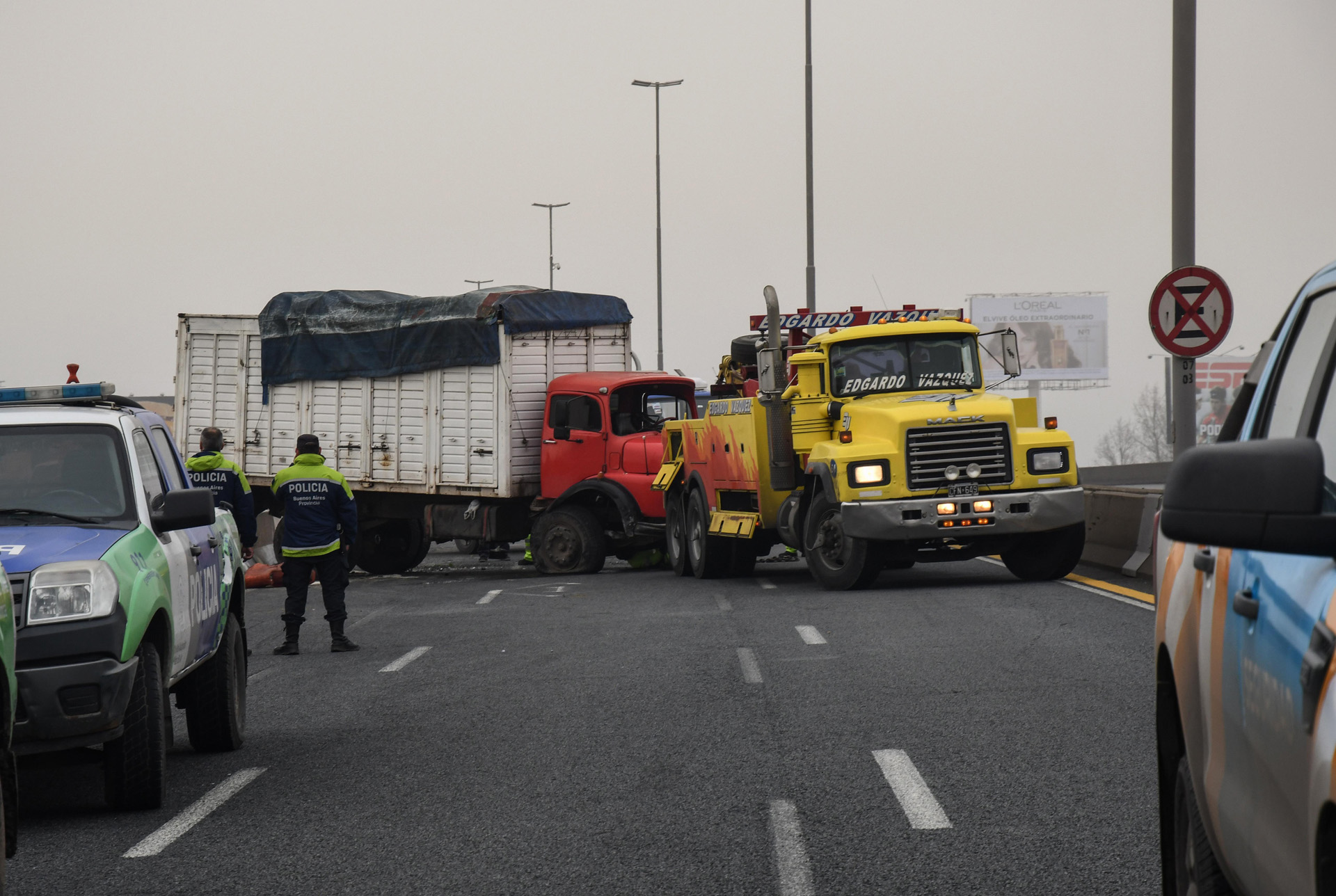 Un camión cargado de verduras, volcó esta mañana en la autopista Buenos Aires La Plata, sentido a Capital, a la altura del peaje de Dock Sud