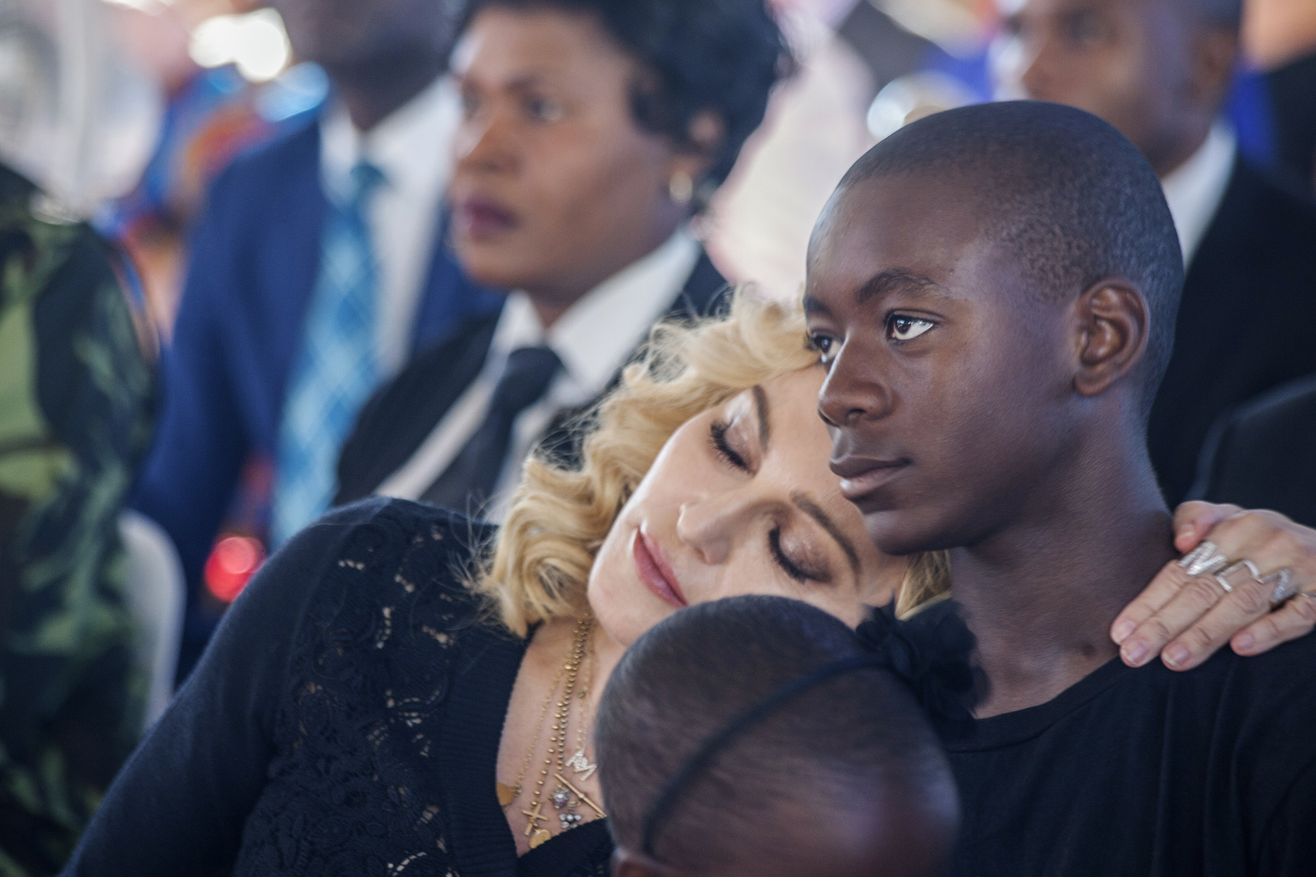 Madonna apoya su cabeza sobre el hombro de su hijo, David Banda