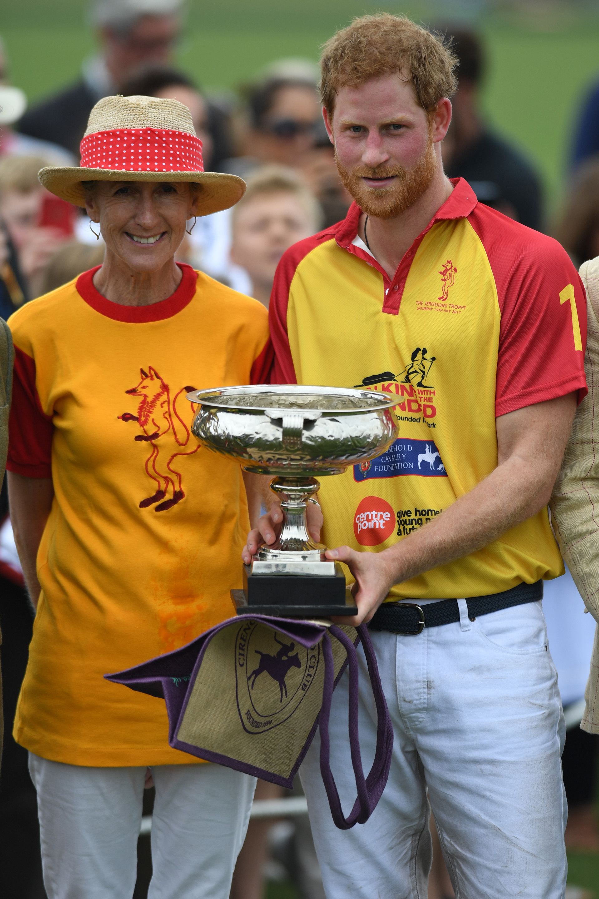 Harry posa con el trofeo en el Jerudong Trophy en el Cirencester Polo Club, uno de los clubes de polo más tradicionales del mundo /// Fotos: AFP