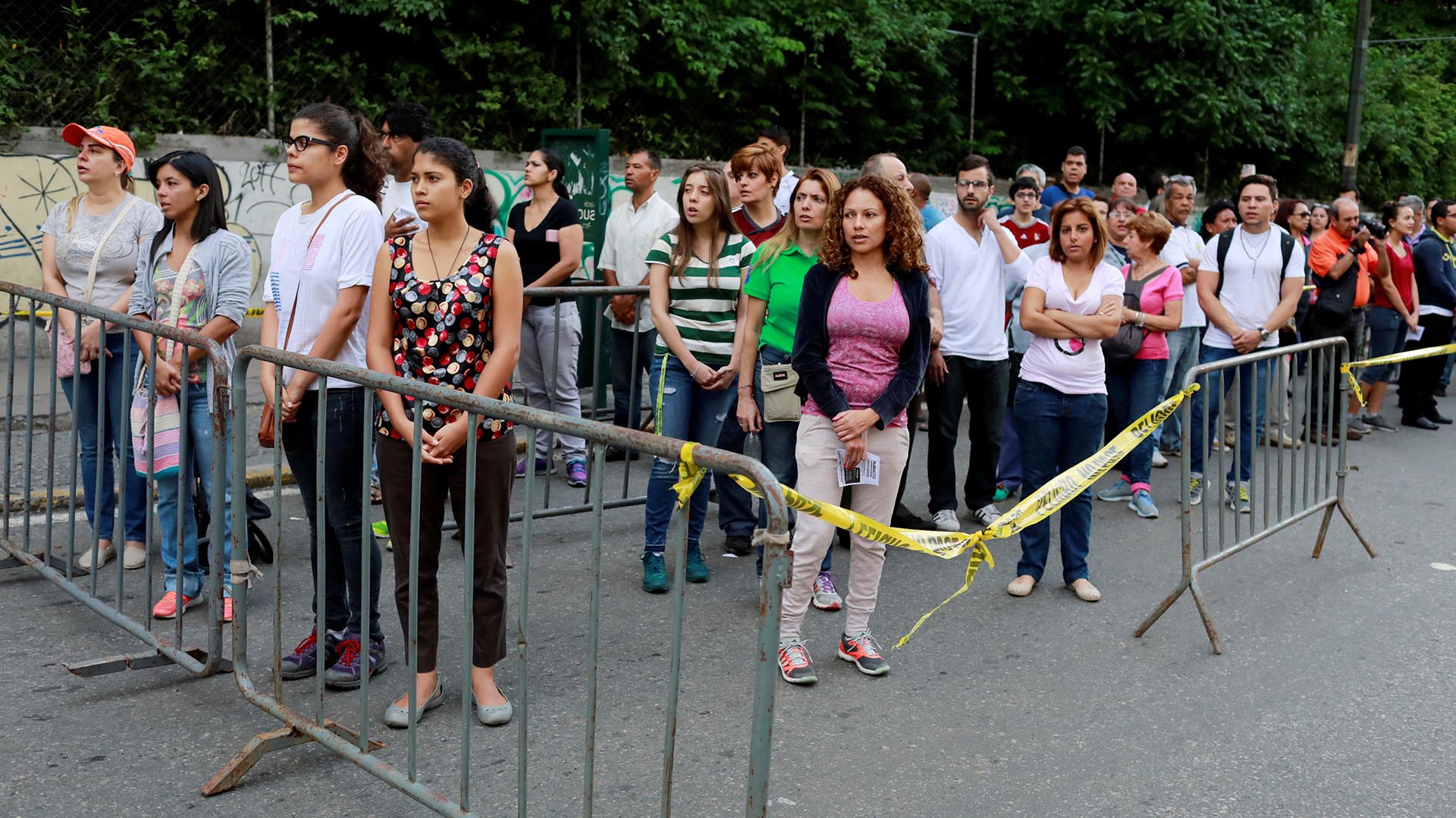 Las personas esperan para participar del plebisicito impulsado por la oposición (Reuters)