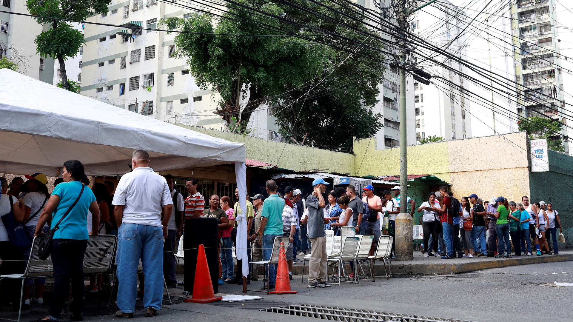 Gente reunida para la consulta opositora en Caracas (Reuters)