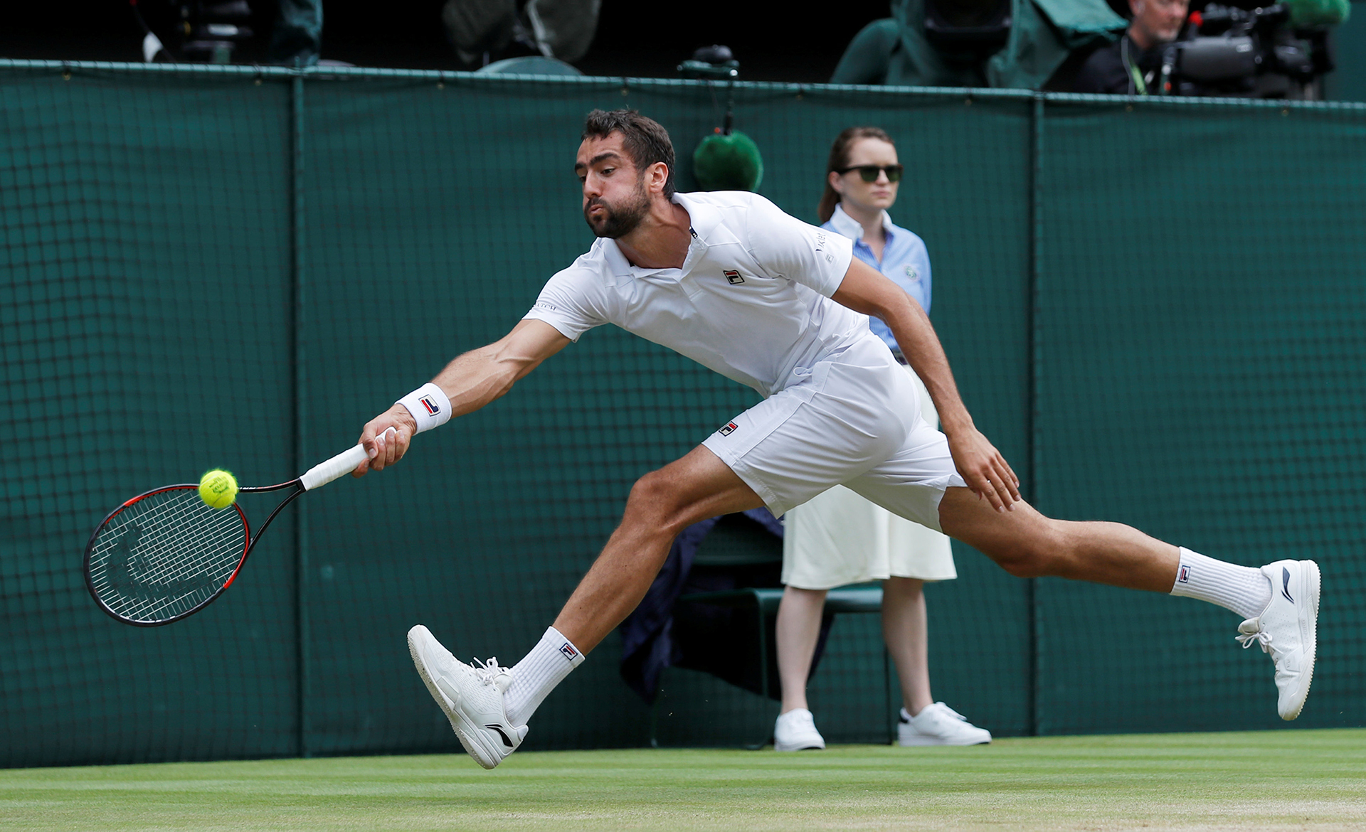 El croata se esfuerza, pero no puede con la precisión de Federer