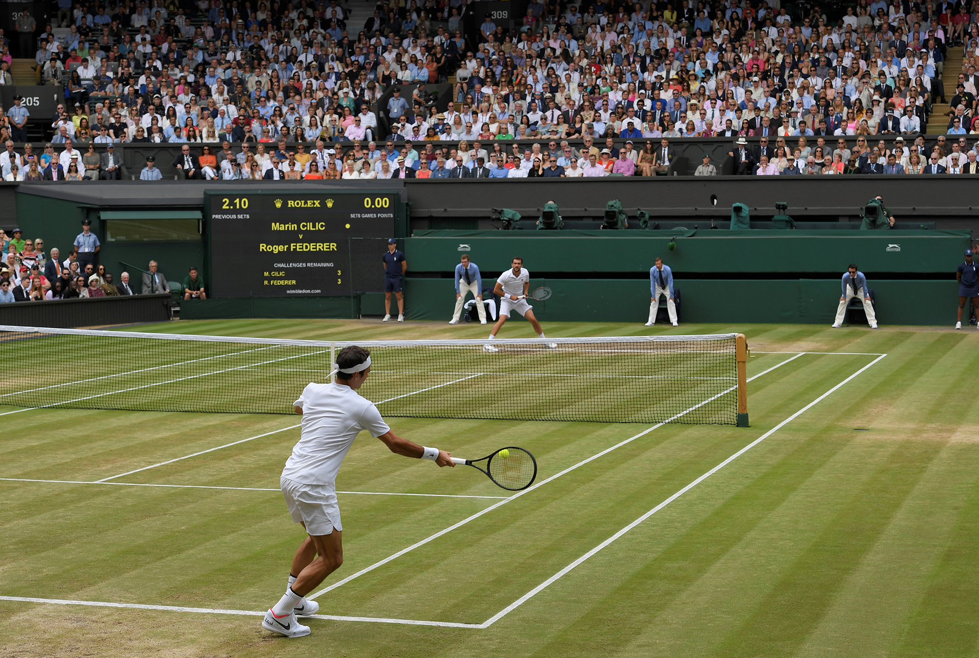 La devolución de Roger Federer durante el primer set REUTERS/Toby Melville