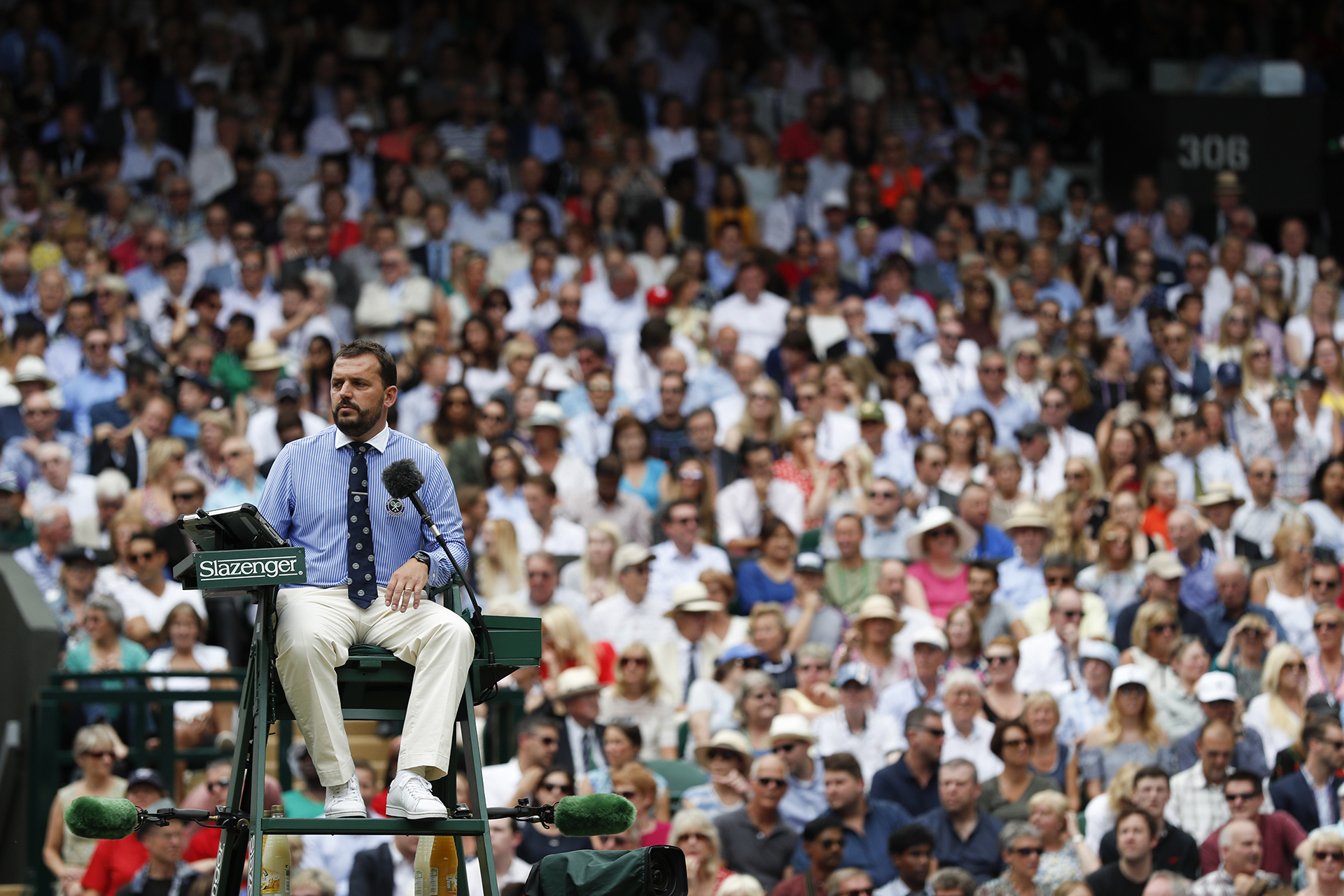 El umpire Damien Dumusois observa el match en el que Federer escribió otro episodio en la historia del tenis