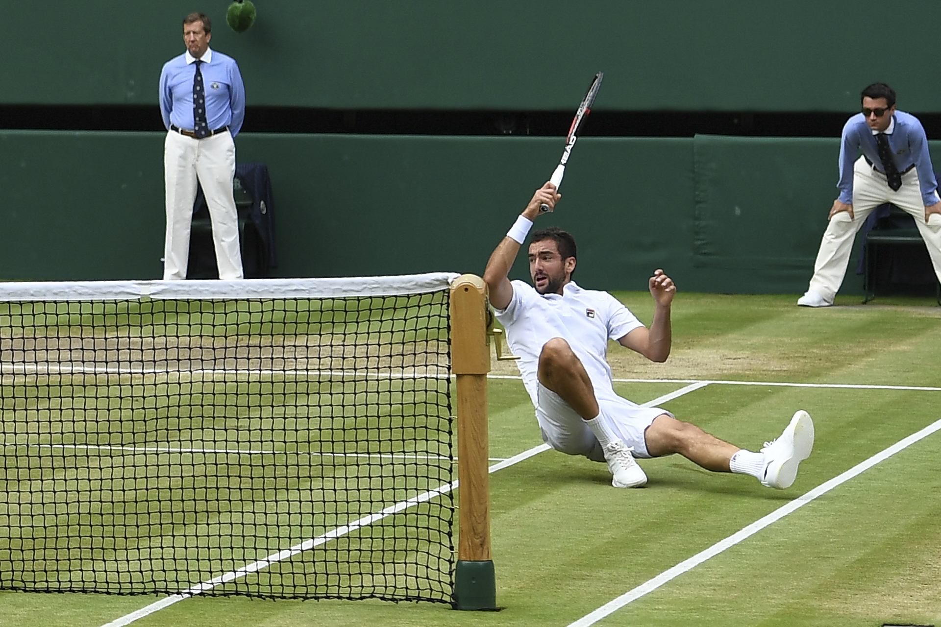 Cilic le pega desde el suelo. Todo parece difícil ante Roger