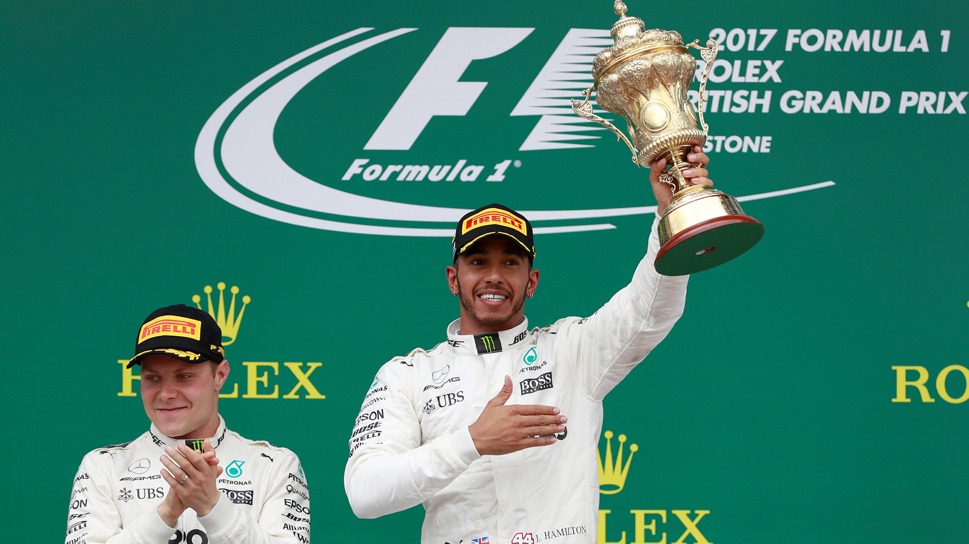 Lewis Hamilton ganó en Silverstone y festejó ante su público. El piloto de Mercedes partió desde la ‘pole position’ en el Gran Premio de Inglaterra y mantuvo el liderato durante toda la carrera. El podio lo cerraron su compañero Valtteri Bottas y Kimi Raikkonen, de Ferrari