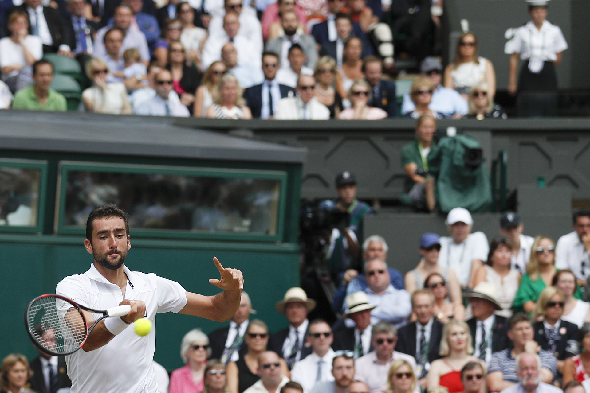 Croatia’s Marin Cilic returns against Switzerland’s Roger Federer during their men’s singles final match on the last day of the 2017 Wimbledon Championships at The All England Lawn Tennis Club in Wimbledon, southwest London, on July 16, 2017. / AFP PHOTO / Adrian DENNIS / RESTRICTED TO EDITORIAL USE