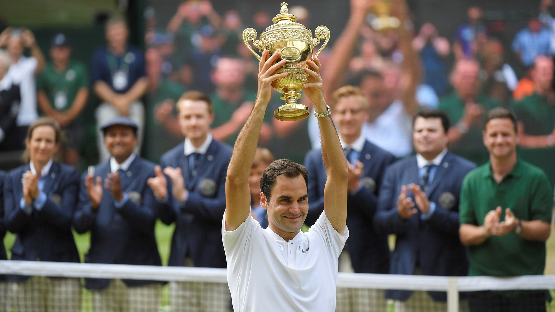 Una postal que se repitió 8 veces en la historia: Federer con el trofeo más importante en la Catedral del tenis
