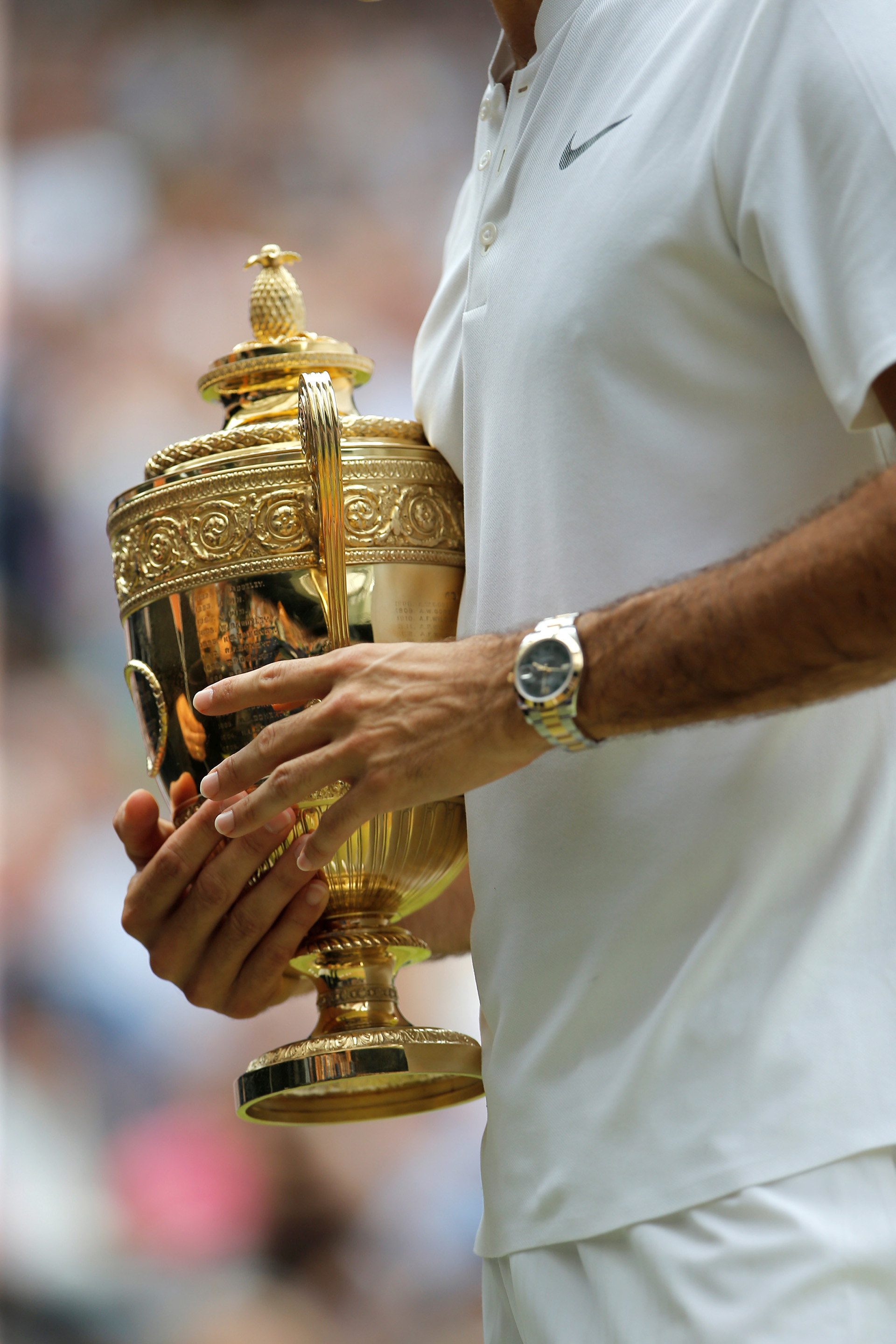 El trofeo del suizo. Lo deberá poner con los otros siete que ganó en Londres