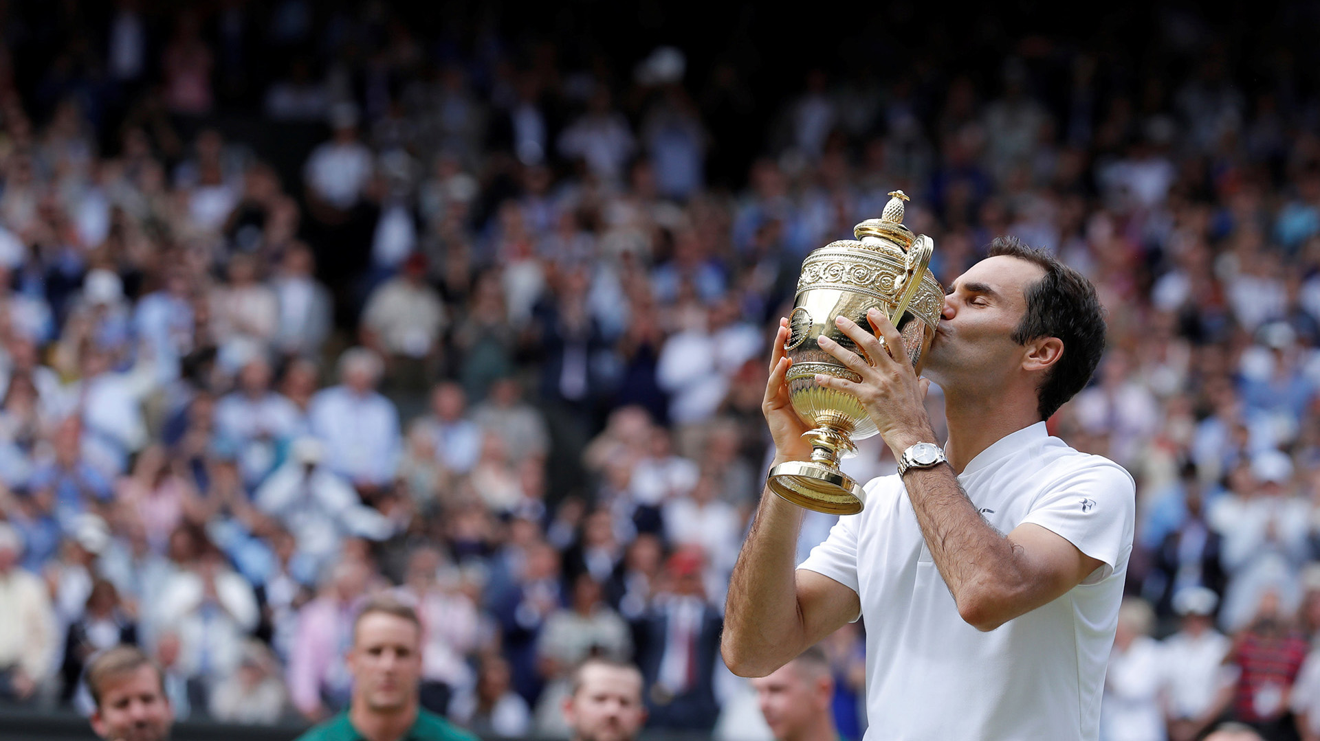La historia del tenis se rinde ante Roger Federer: otra vez campeón en Wimbledon El suizo se quedó con el octavo título en el All England tras vencer a Marin Cilic por 6-3, 6-1 y 6-4; es el 19° Grand Slam de su carrera