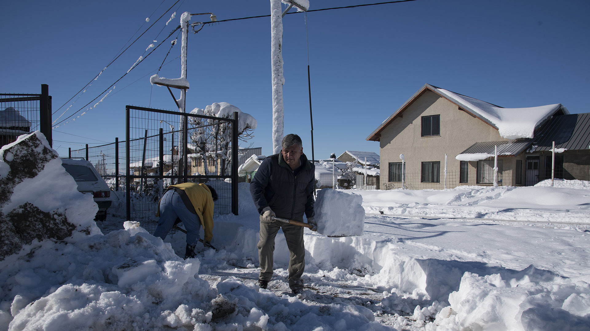 Tras la nevada, el arduo trabajo de remover la nieve