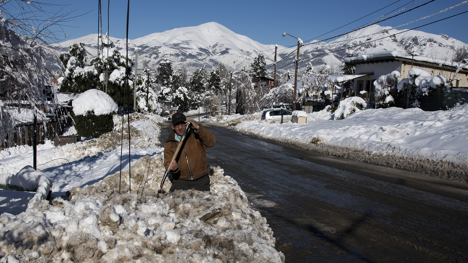 También debieron cerrarse rutas y caminos, por el peligro que implicaba el hielo en la calzada