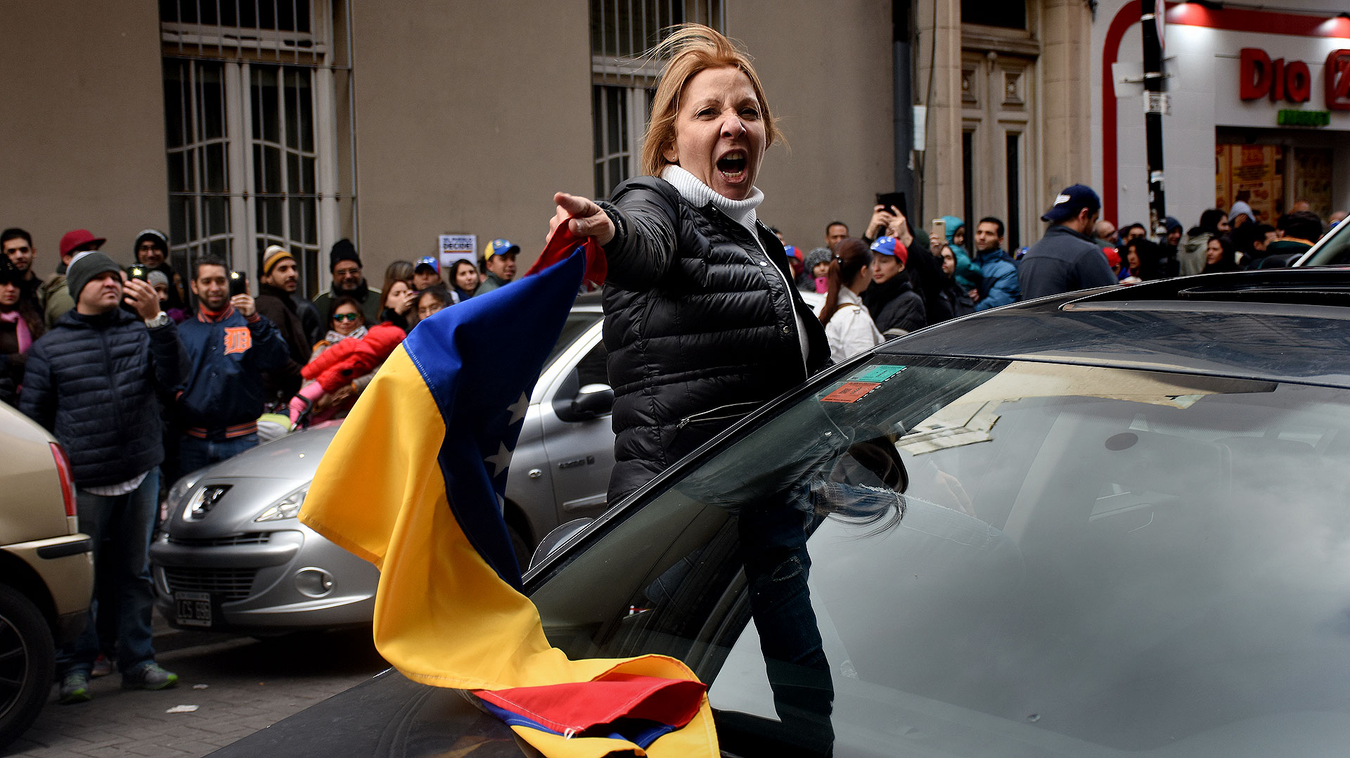 Miles de venezolanos se volcaron a las calles de Buenos Aires para oponerse a la Constituyente de Nicolás Maduro. La consulta popular impulsada por la mayoría opositora en el Parlamento se realizó en Venezuela y en más de 200 ciudades del mundo