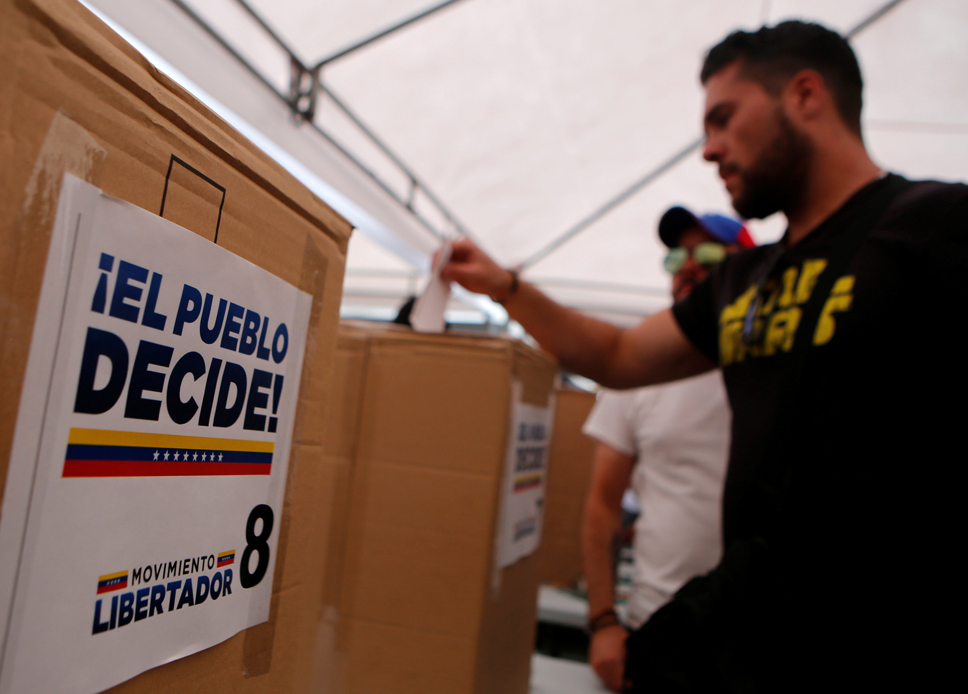 Un hombre deposita su voto en Bogotá