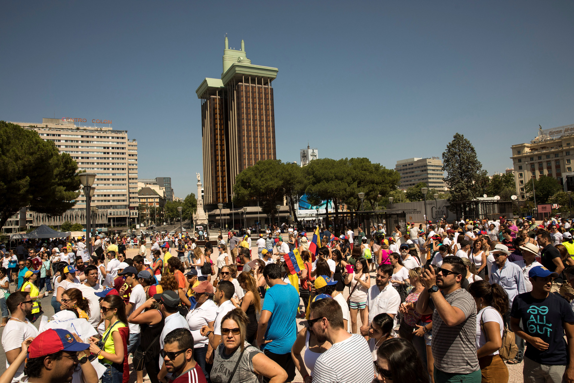 Venezolanos esperando para votar en Madrid, España (REUTERS/Juan Medina)
