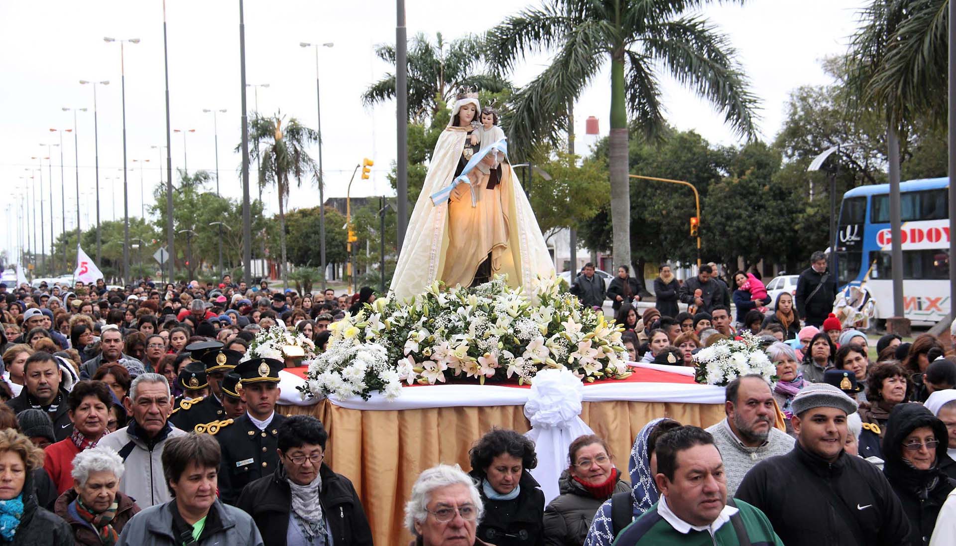 Los formoseños participaron de una procesión masiva en honor a la Virgen del Carmen, patrona de la provincia – Fotos: Nicolás Stulberg – Télam – NA – Reuters