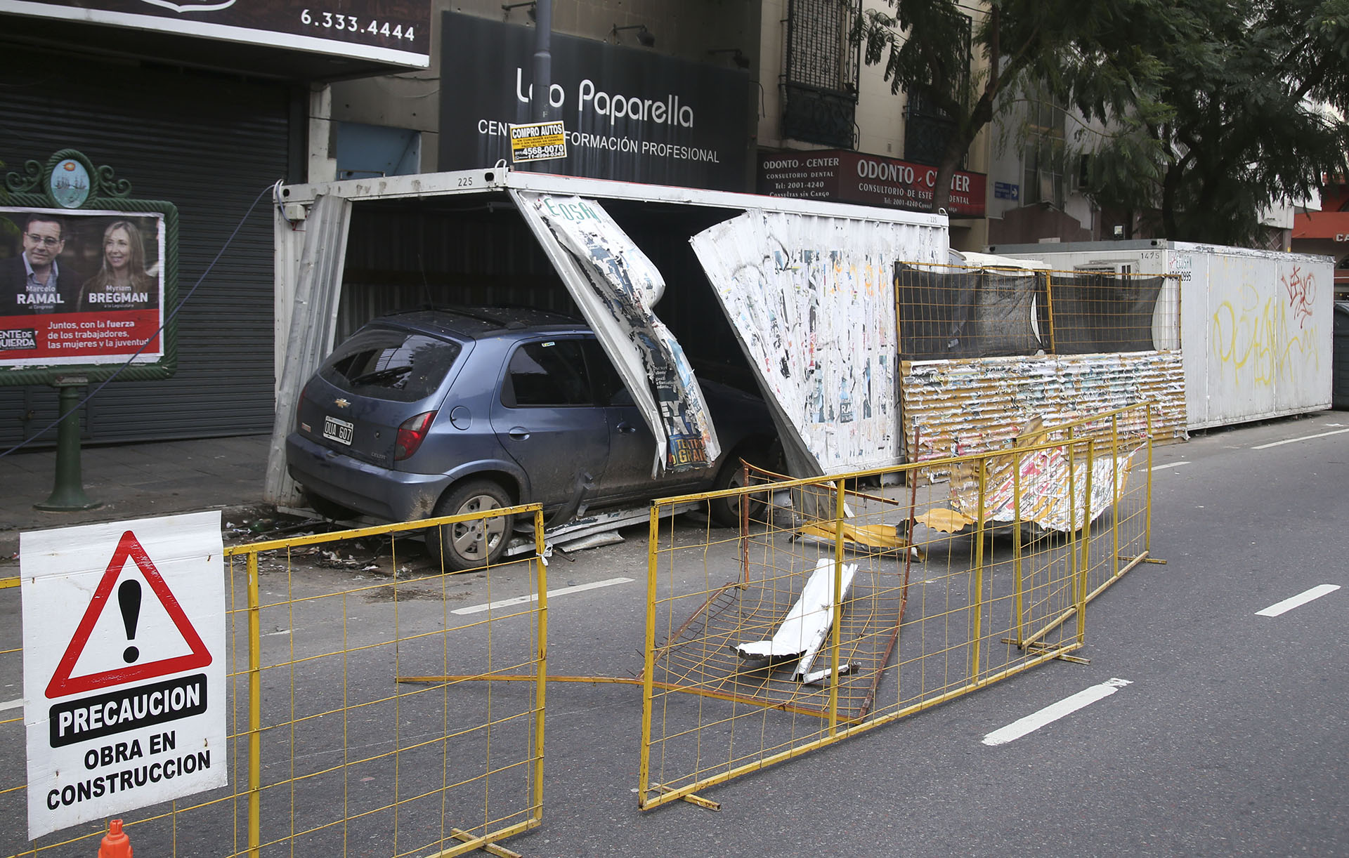 Vista del auto accidentado esta madrugada, en donde se metió dentro de un conteiner perteneciente a una obra en construcción en la Av. Independencia entre las calles Entre Rios y Solis de esta capital
