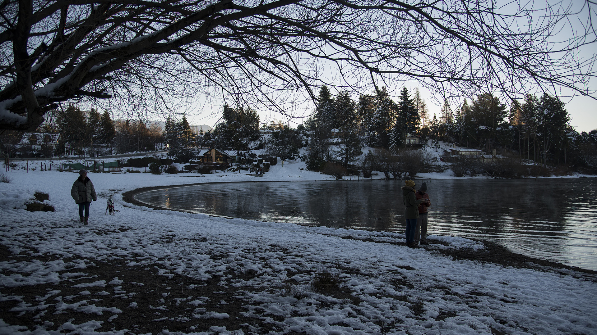 La costa del Lago Gutiérrez, cubierta de nieve