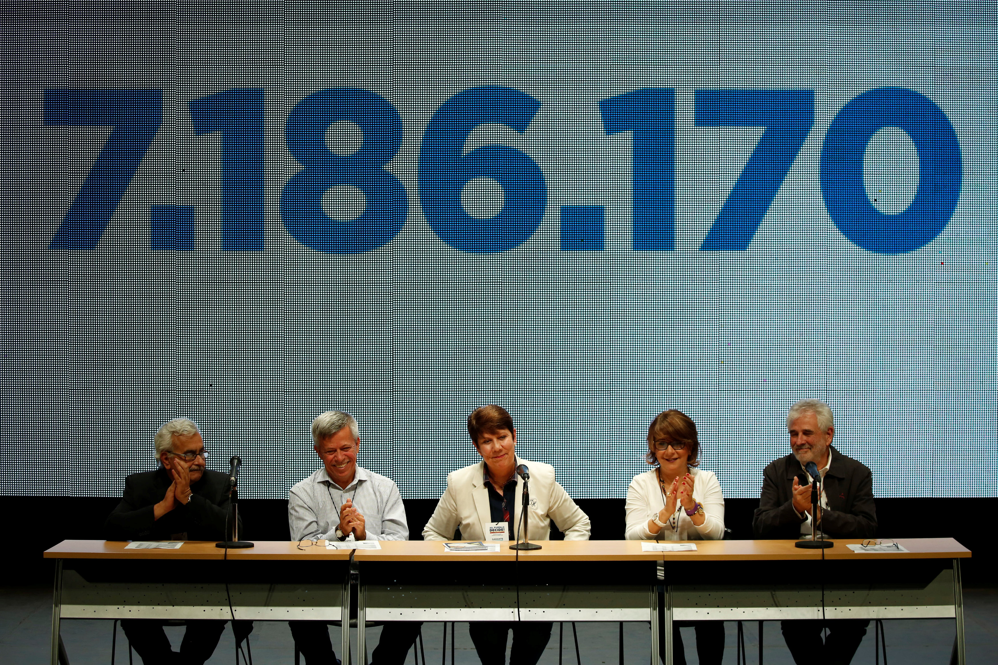 Los rectores garantes del proceso al anunciar el resultado (Reuters)