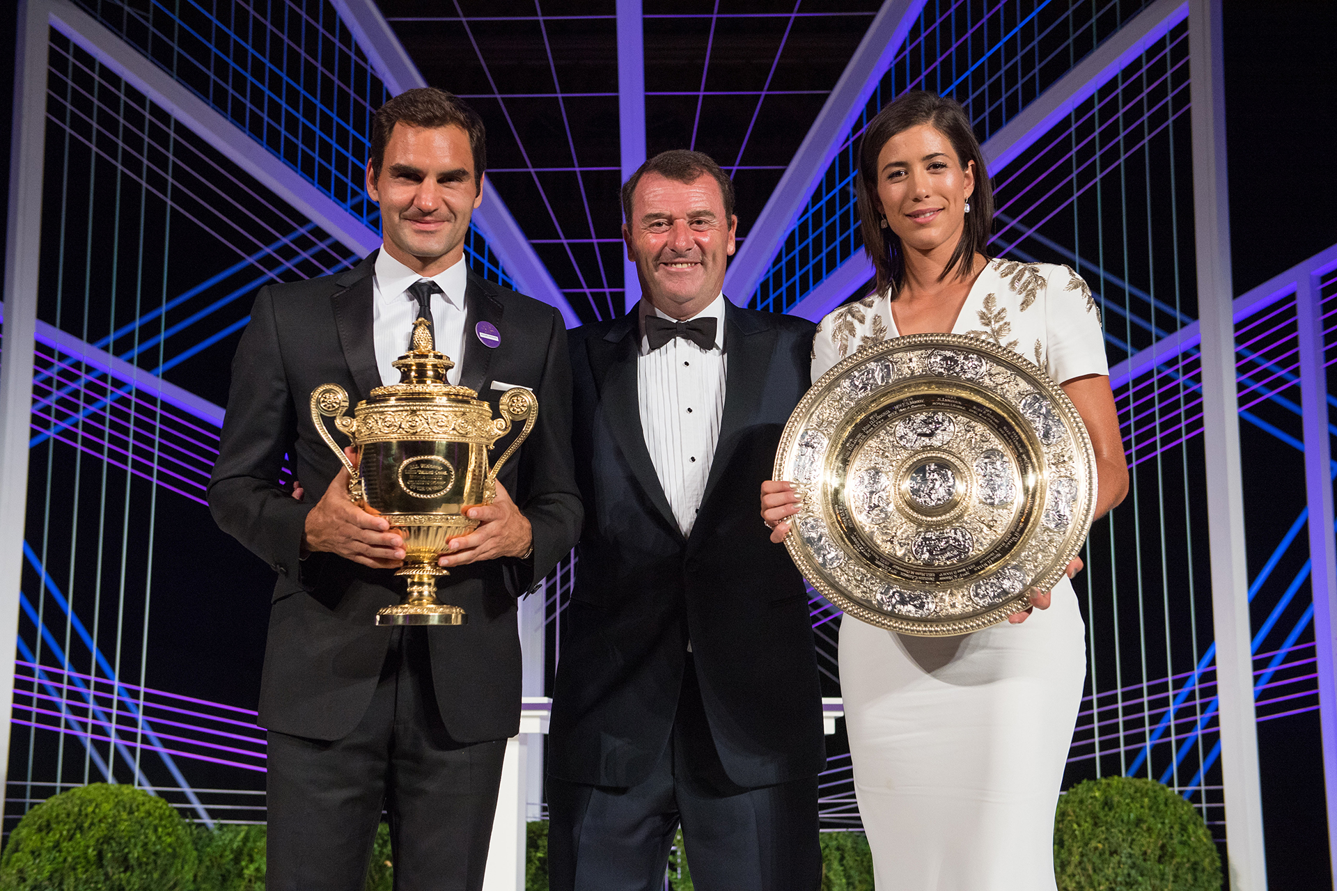 El titular del All England Club, Philip Brook, no se quiso perder la foto con los campeones (AFP)
