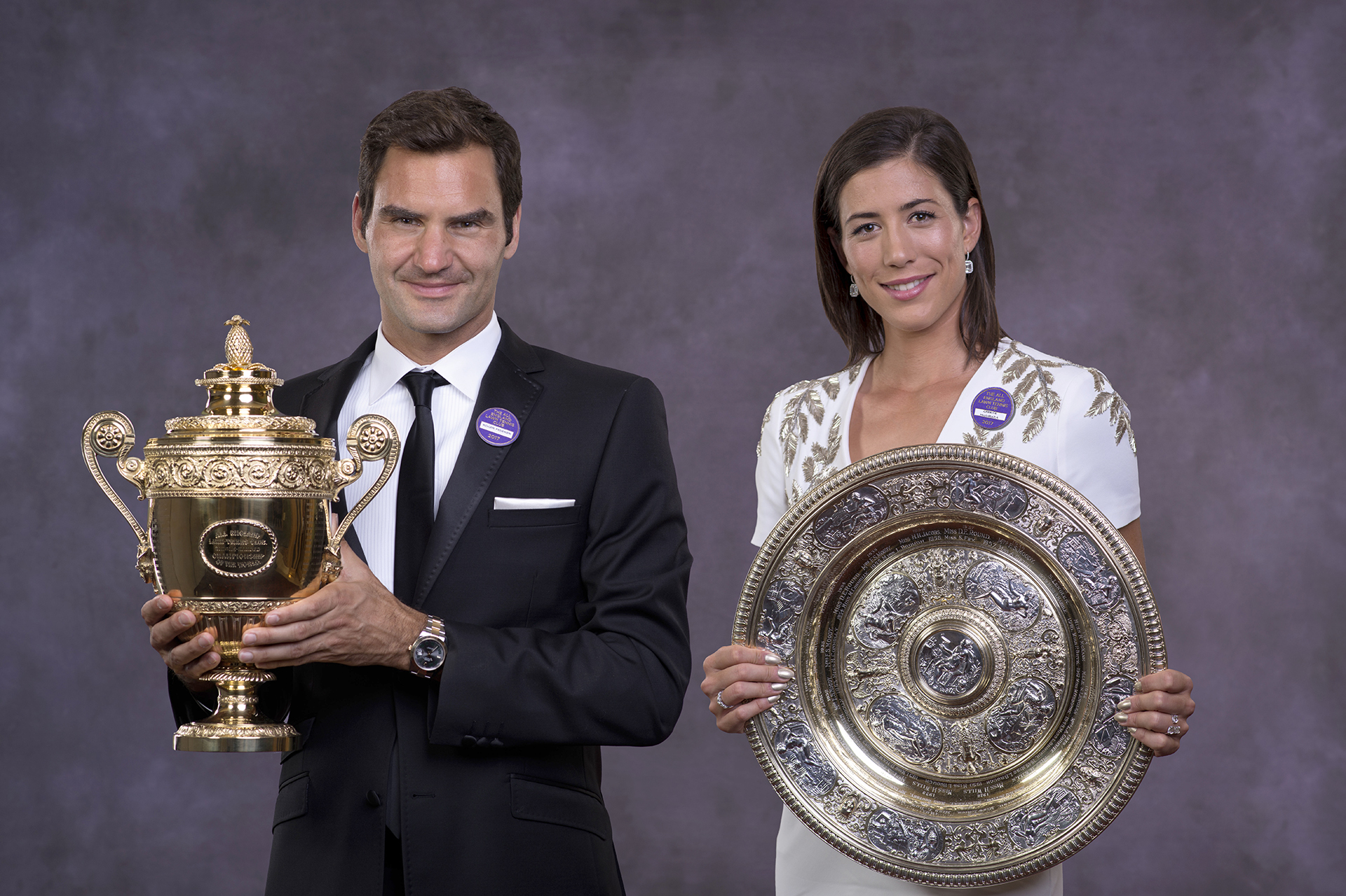 Dos generaciones campeonas: Federer, a los 35 años, y Muguruza, a los 23 (AFP)