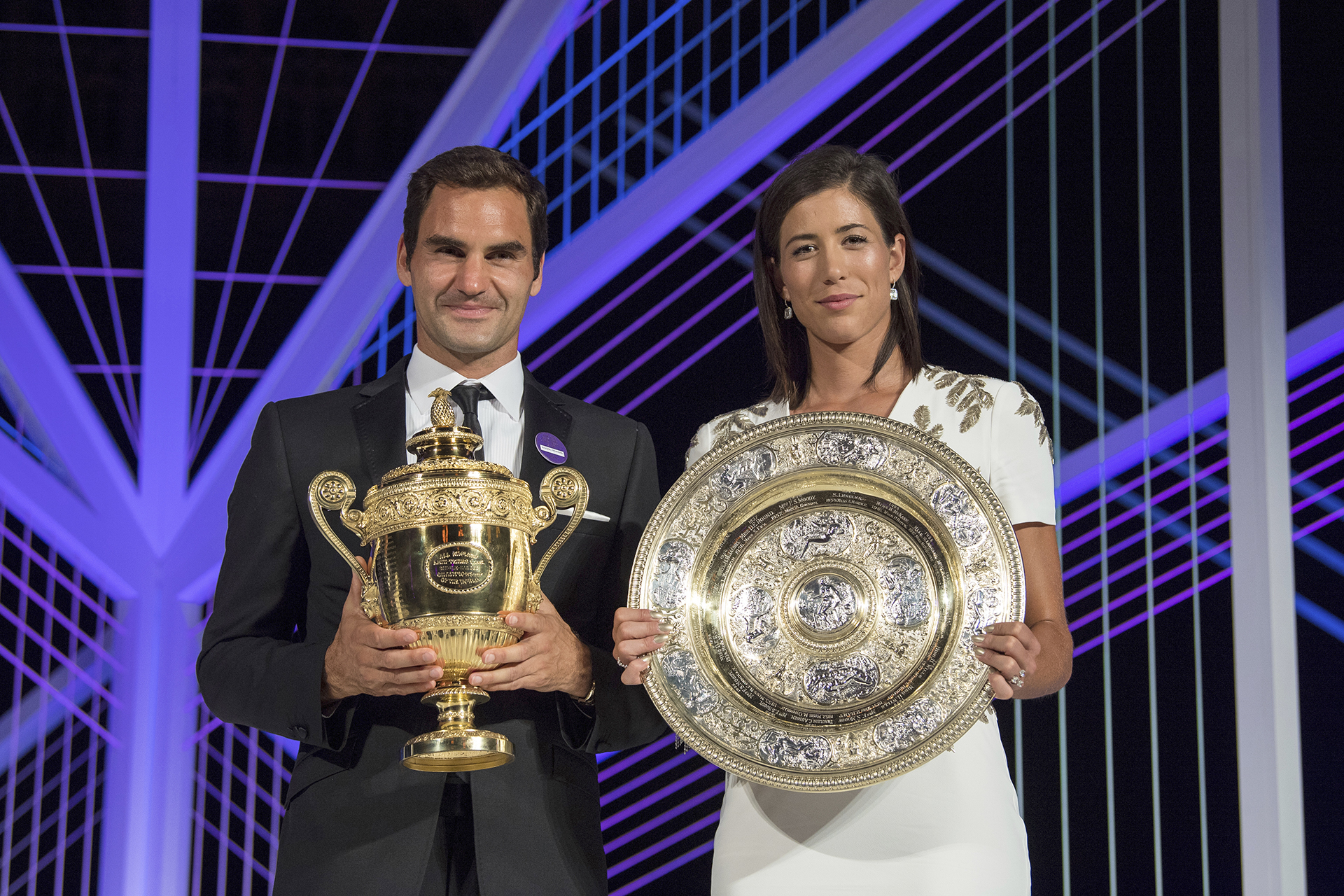Federer y Muguruza exhiben sus trofeos (Thomas Lovelock/AELTC, Pool via AP)