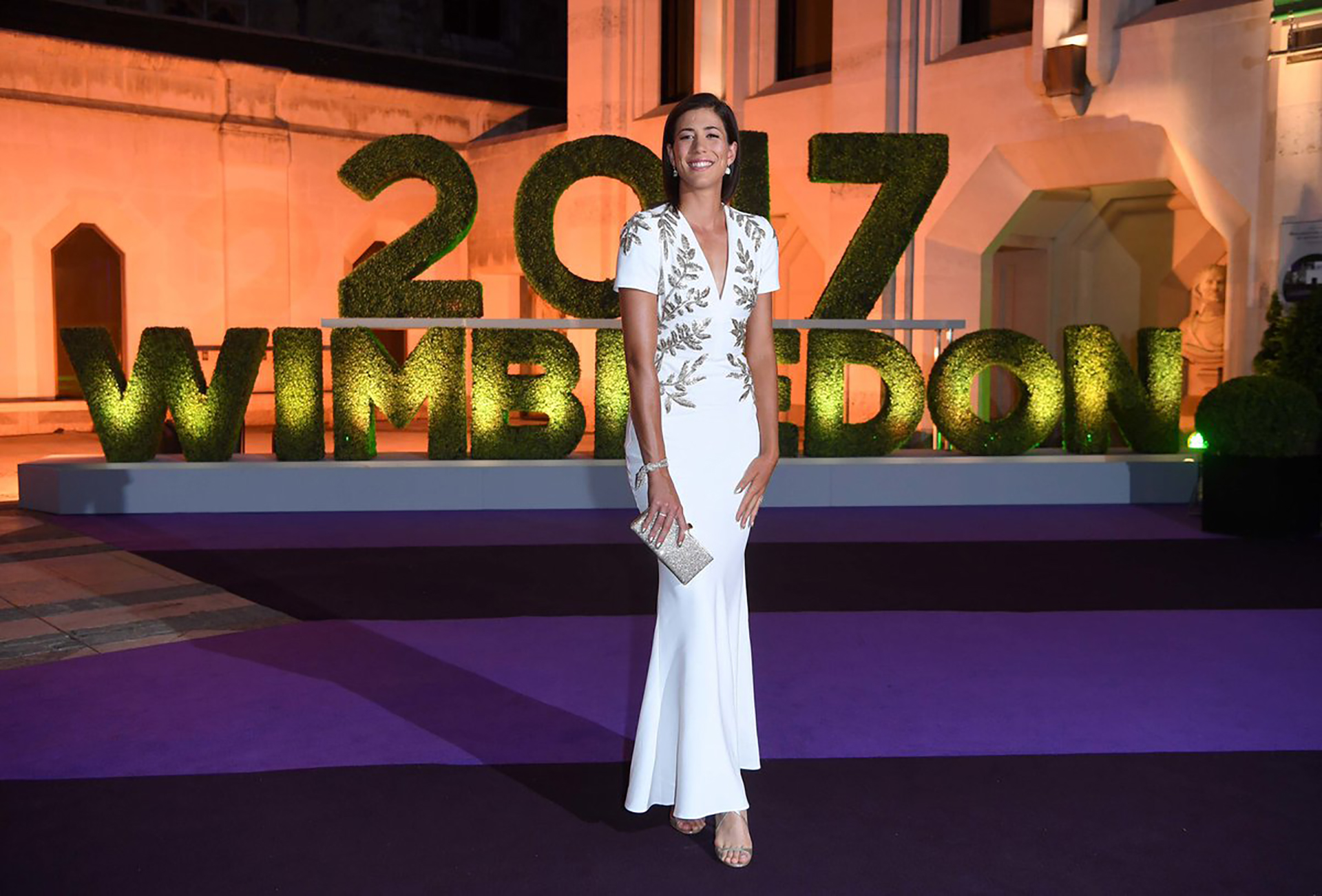 Muguruza se lució con su vestido blanco con detalles en dorado de Alexander McQueen