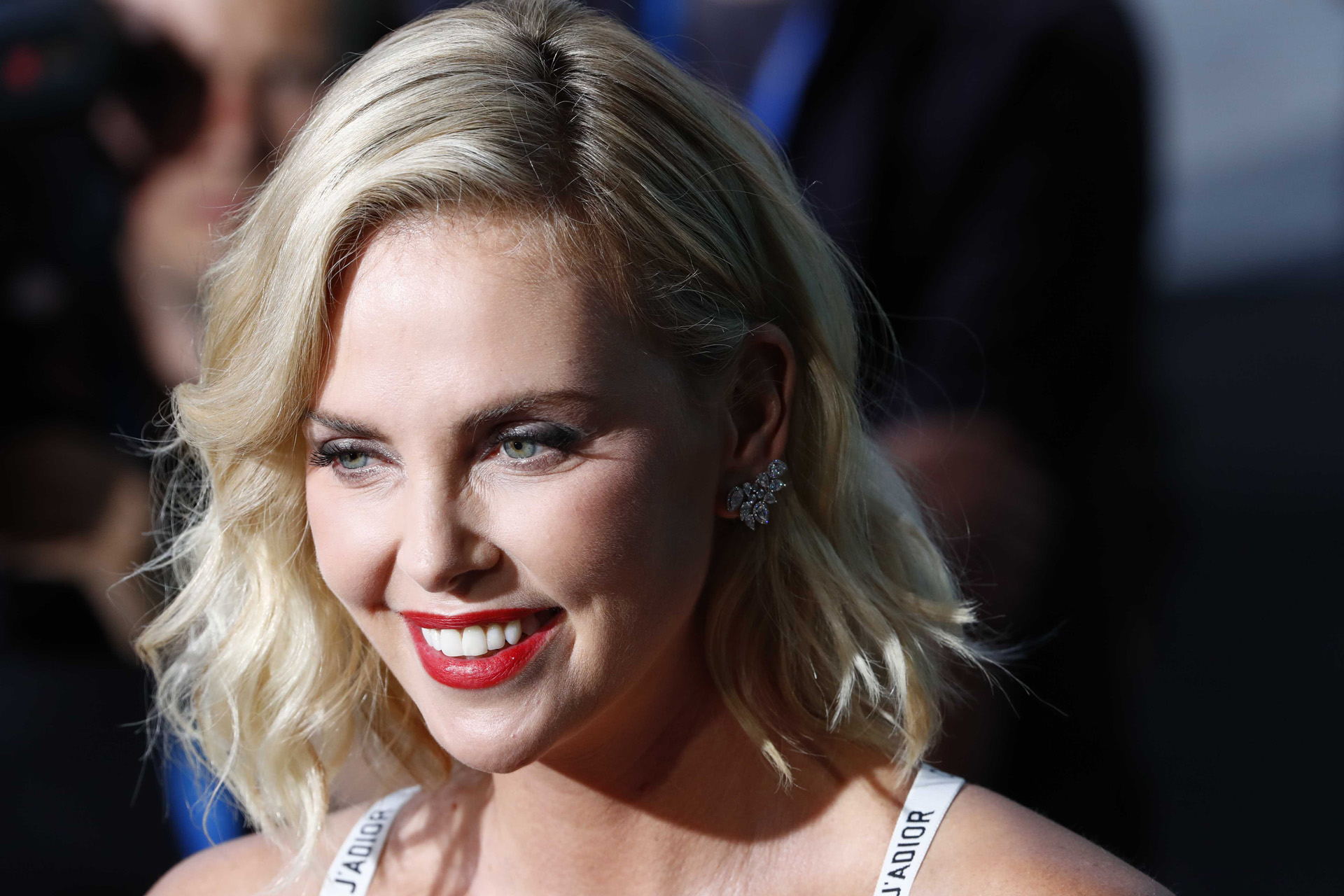 La actriz Charlize Theron interpreta en la cinta Atómica (2017) a una espía que se traslada a Berlín tras la caída del muro para acabar con una peligrosa red de espionaje