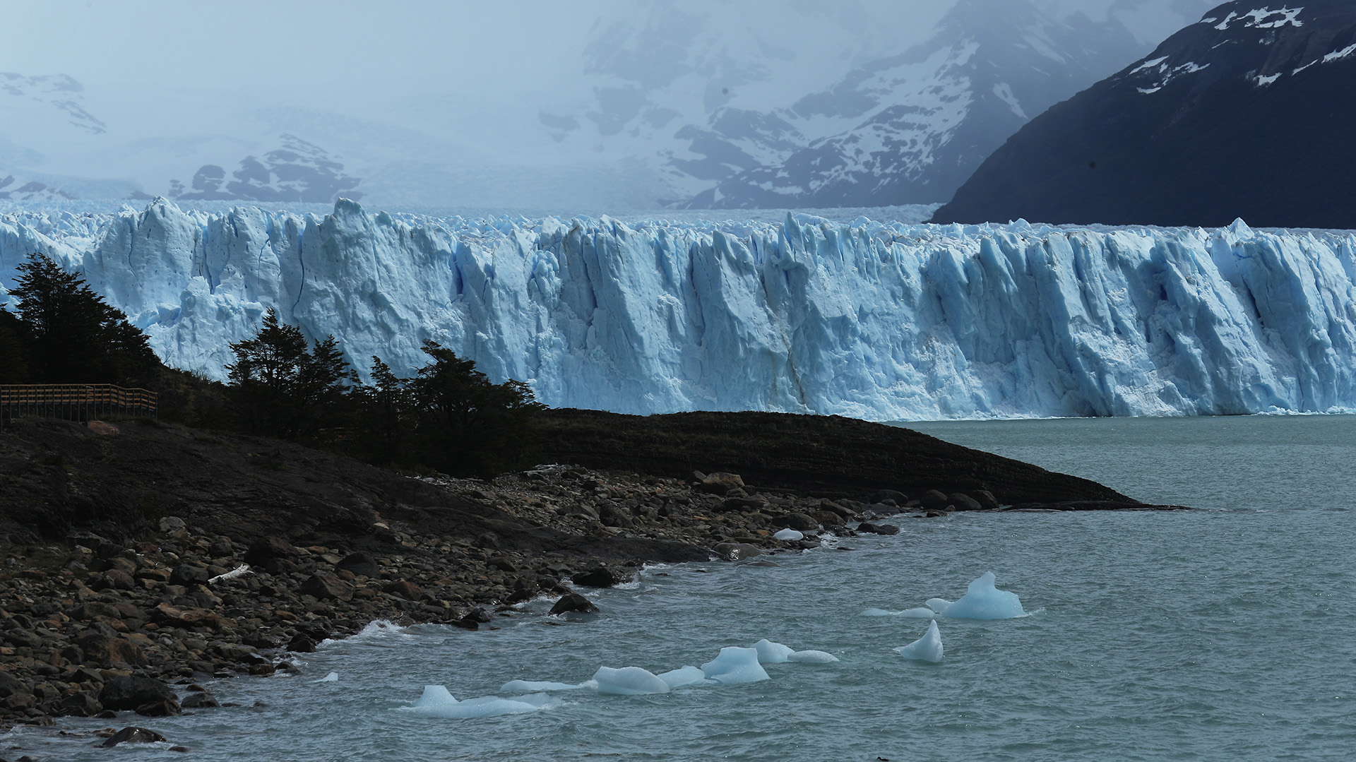 Su profundidad llega hasta los 140 metros. Son famosos sus desprendimientos que convocan a miles de turistas cada vez que ocurren (Fotos: Getty Images)