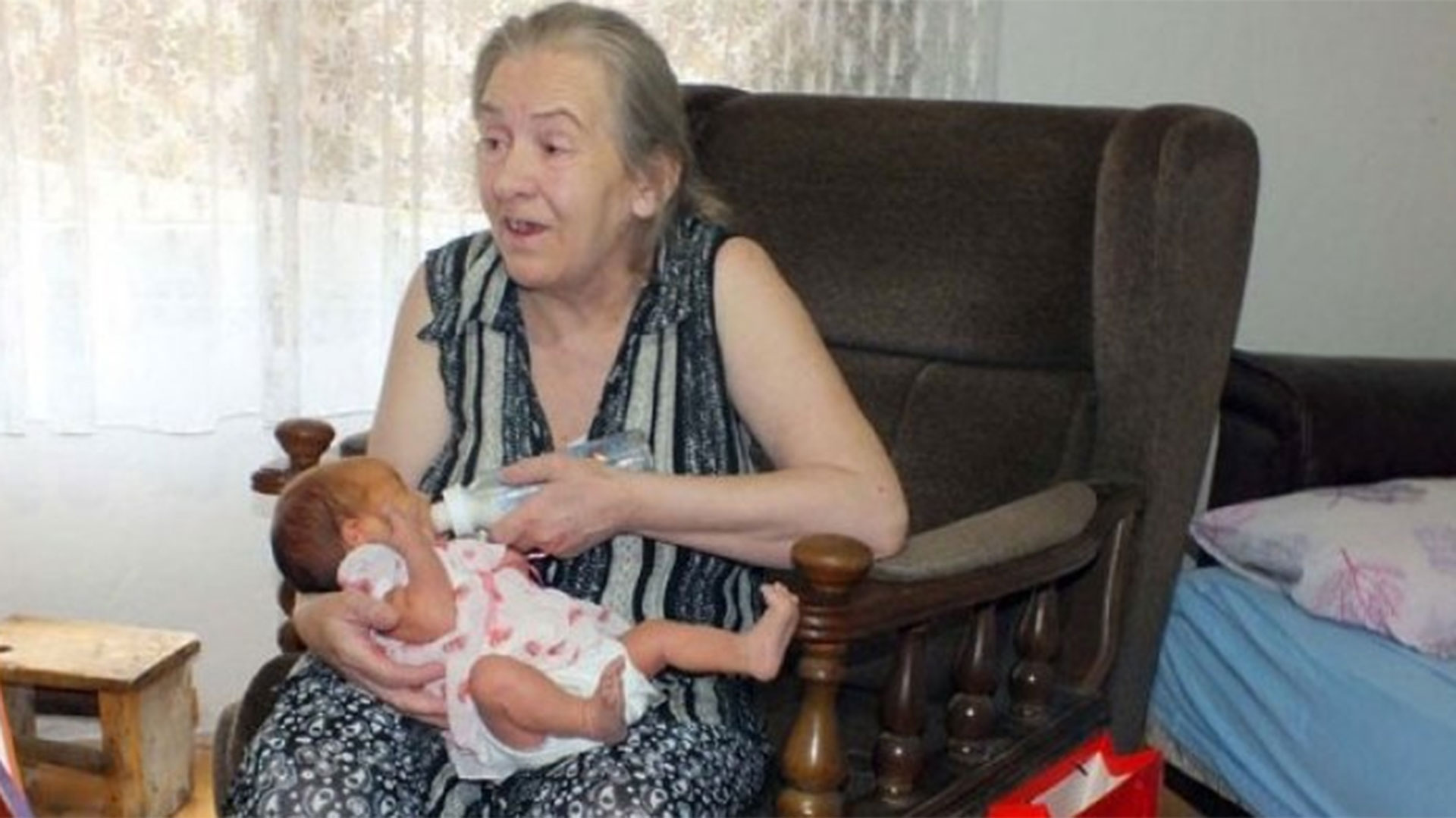 Atifa Ljajic quedó sola en su hogar junto a Alina. Fue madre a los 60 años y dice que la criará con la ayuda de quienes la quieran