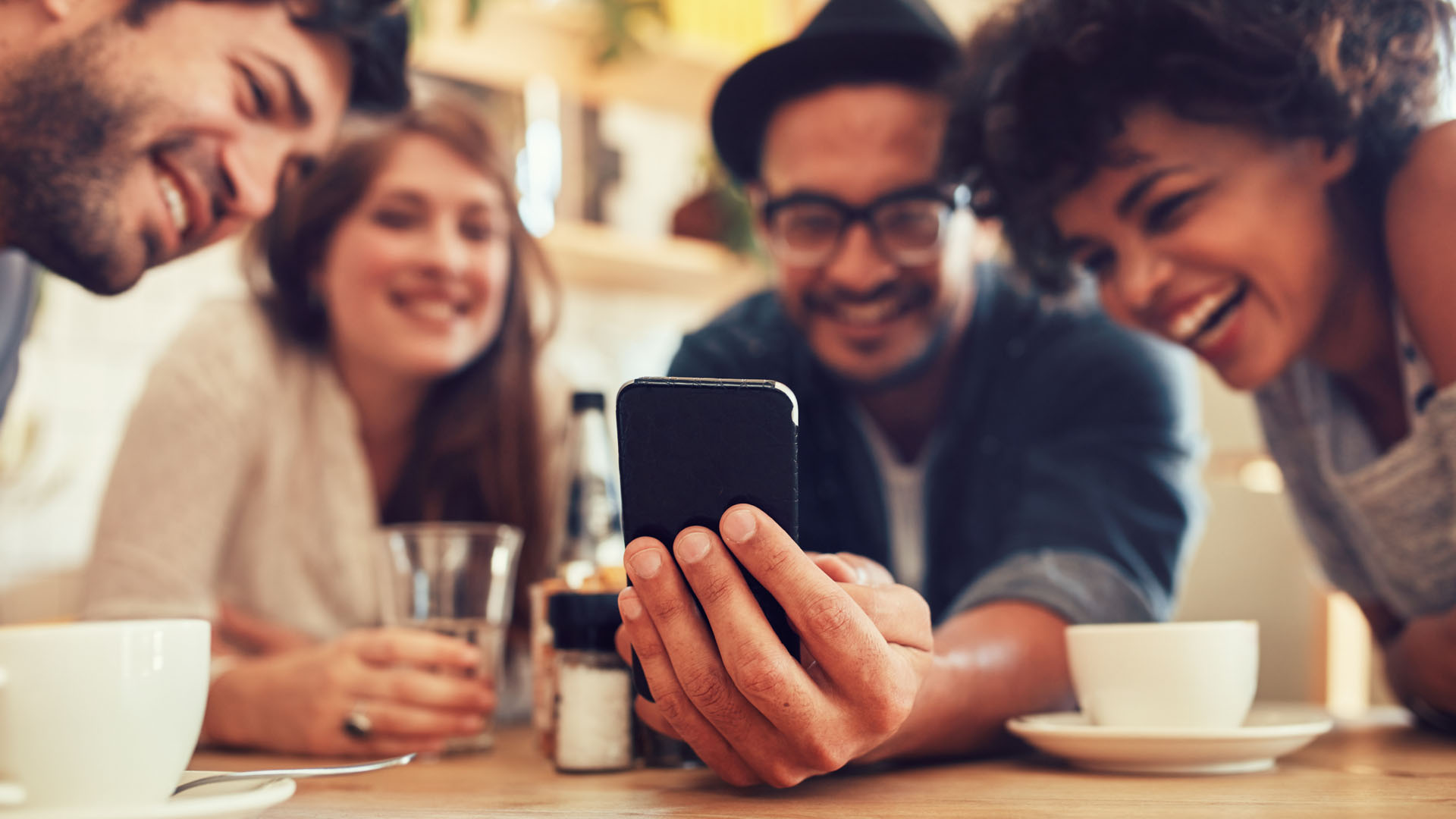 Las redes sociales agudizaron la tendencia de relaciones humanas a la carta. (Archivo)