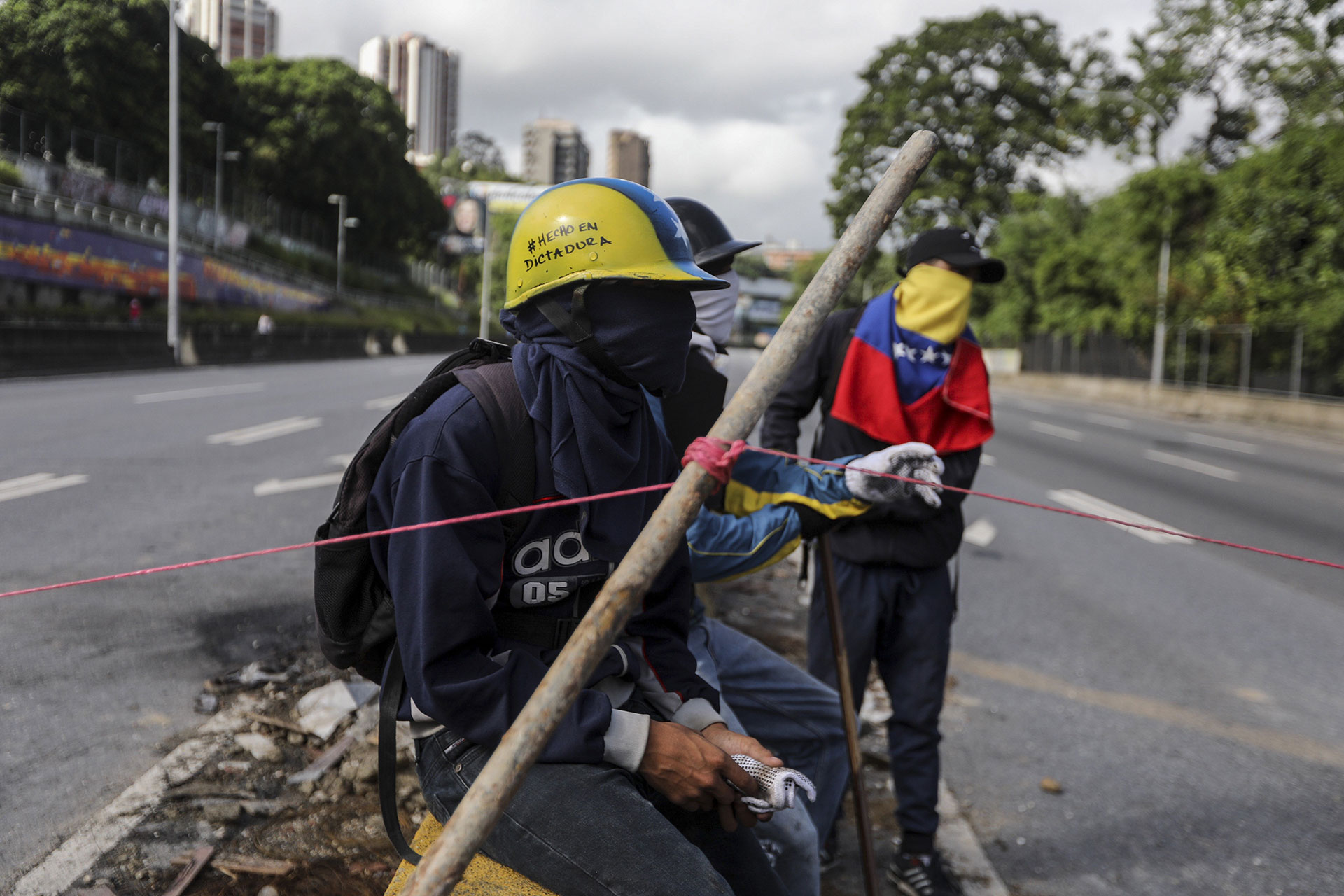 La Guardia Nacional Bolivariana (GNB) disparó gases lacrimógenos para dispersar a la gente que cortaba vías en Caracas (EFE)