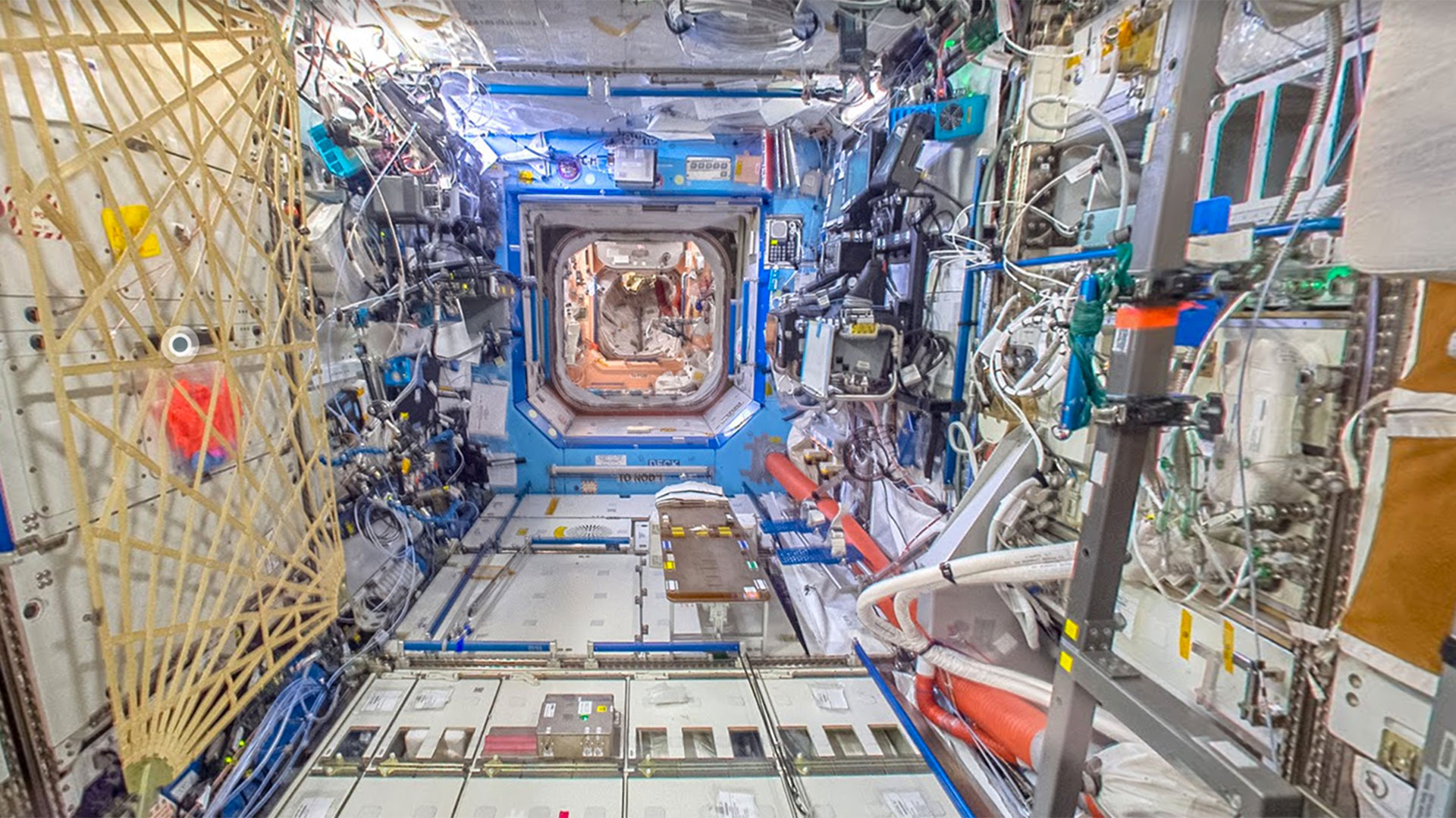 Imágen de la ISS por dentro