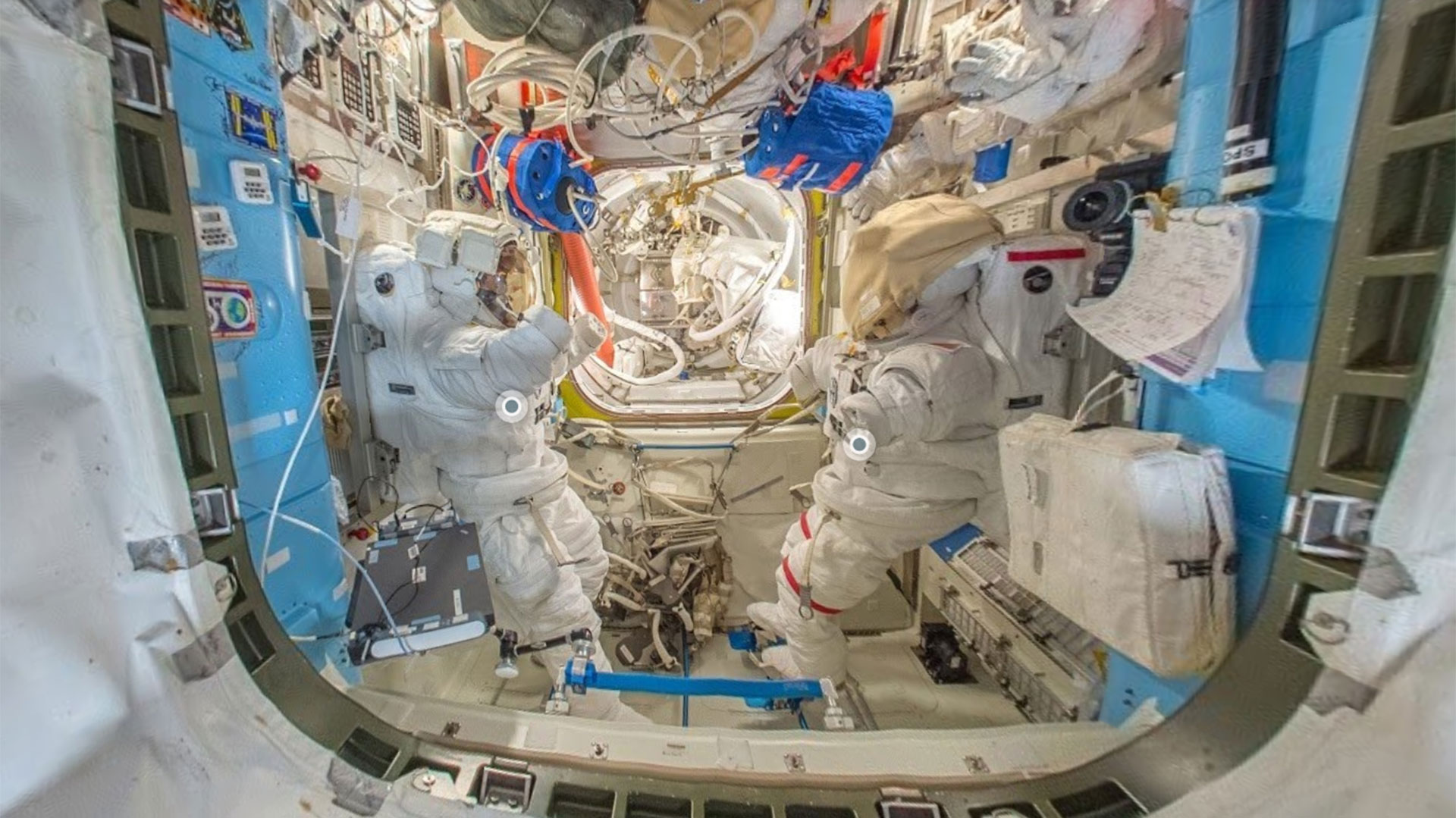 Vista de dos trajes espaciales en la Estación Espacial Internacional por Street View
