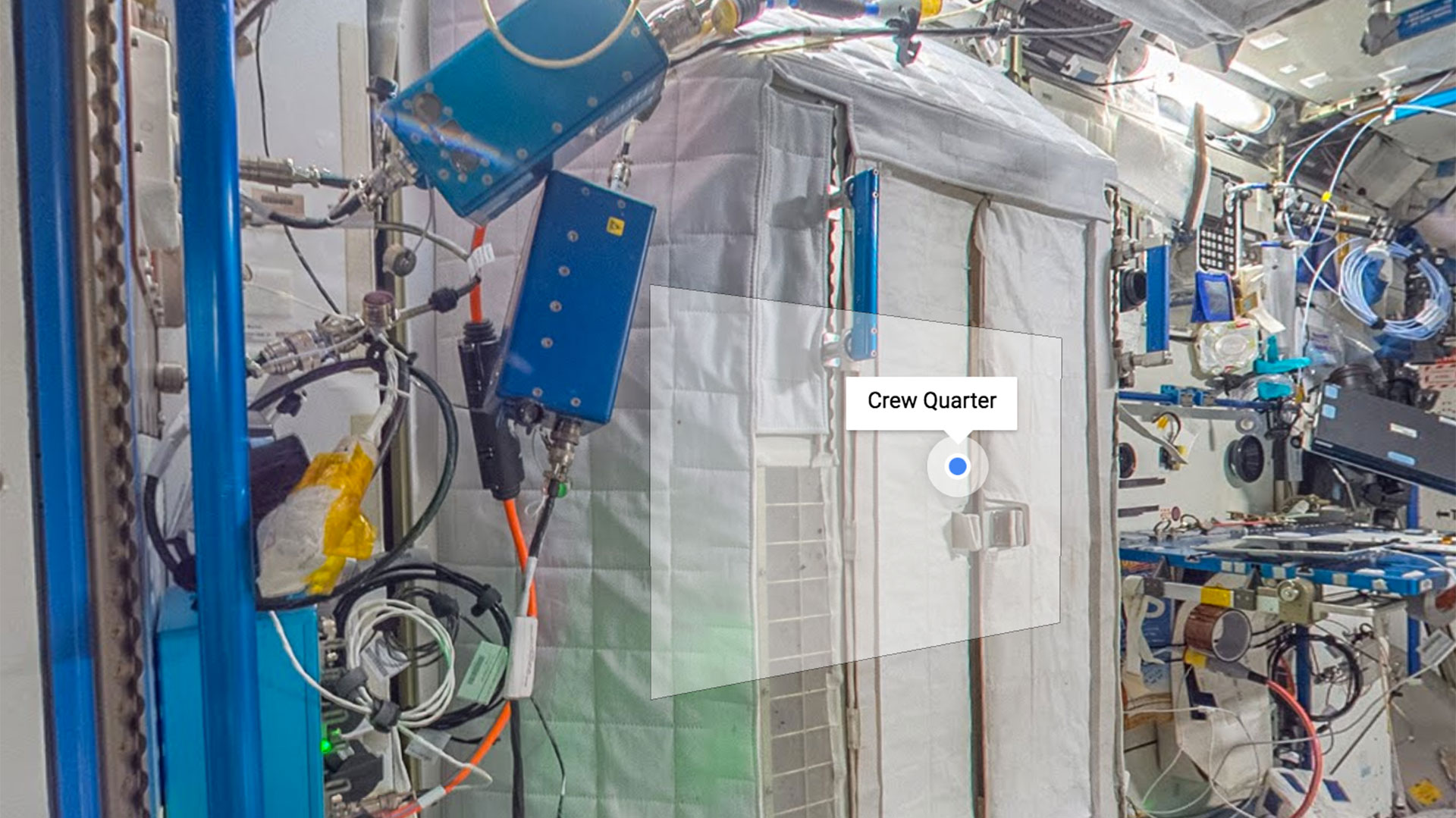 La puerta de un cuarto para los tripulantes de la ISS