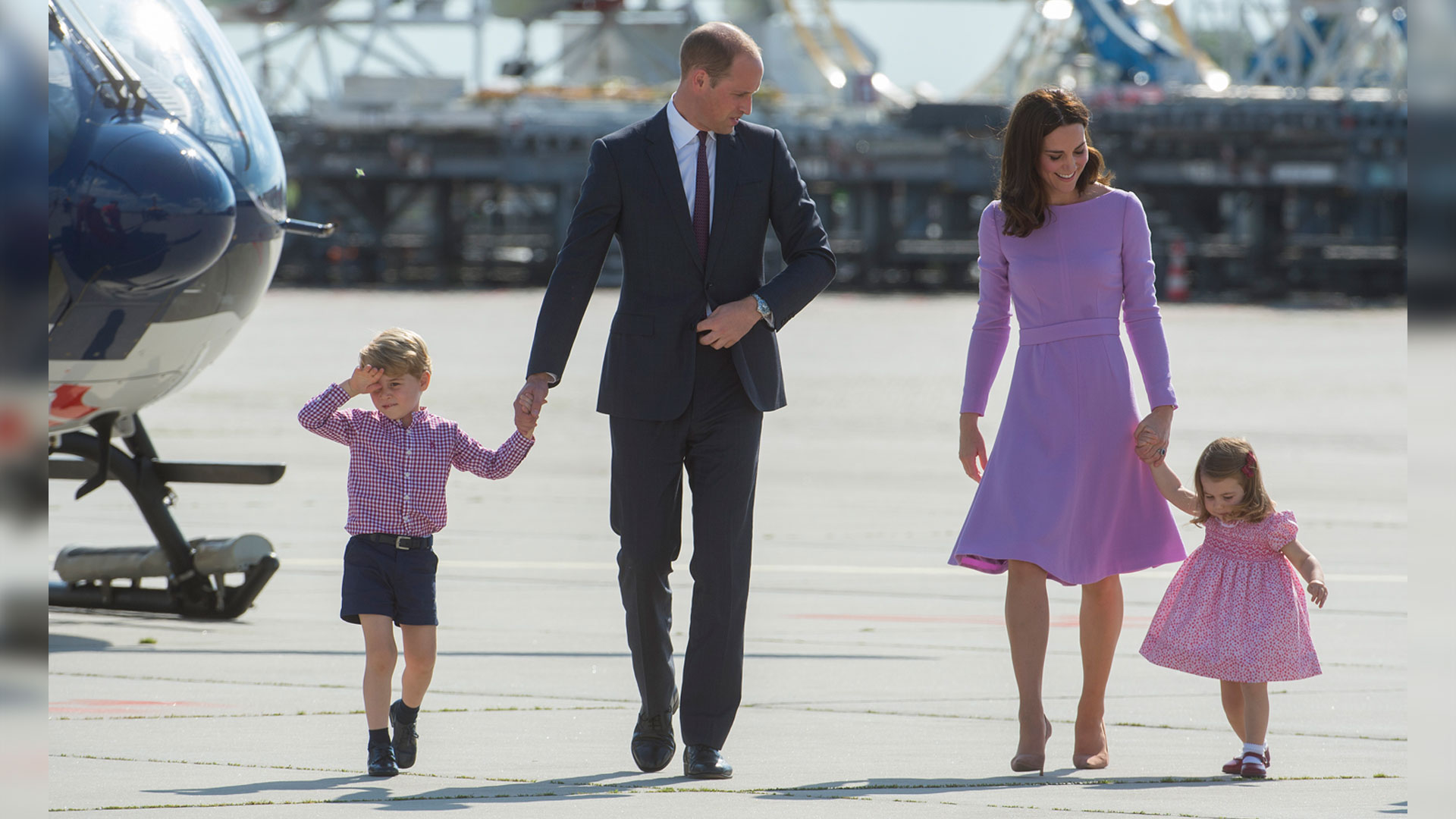Kate Middleton y su esposo el príncipe William realizaron una gira por Alemania y Polonia junto con sus hijos, George y Charlotte. Una vez más impactaron por un look elegante y simbiótico (Getty)