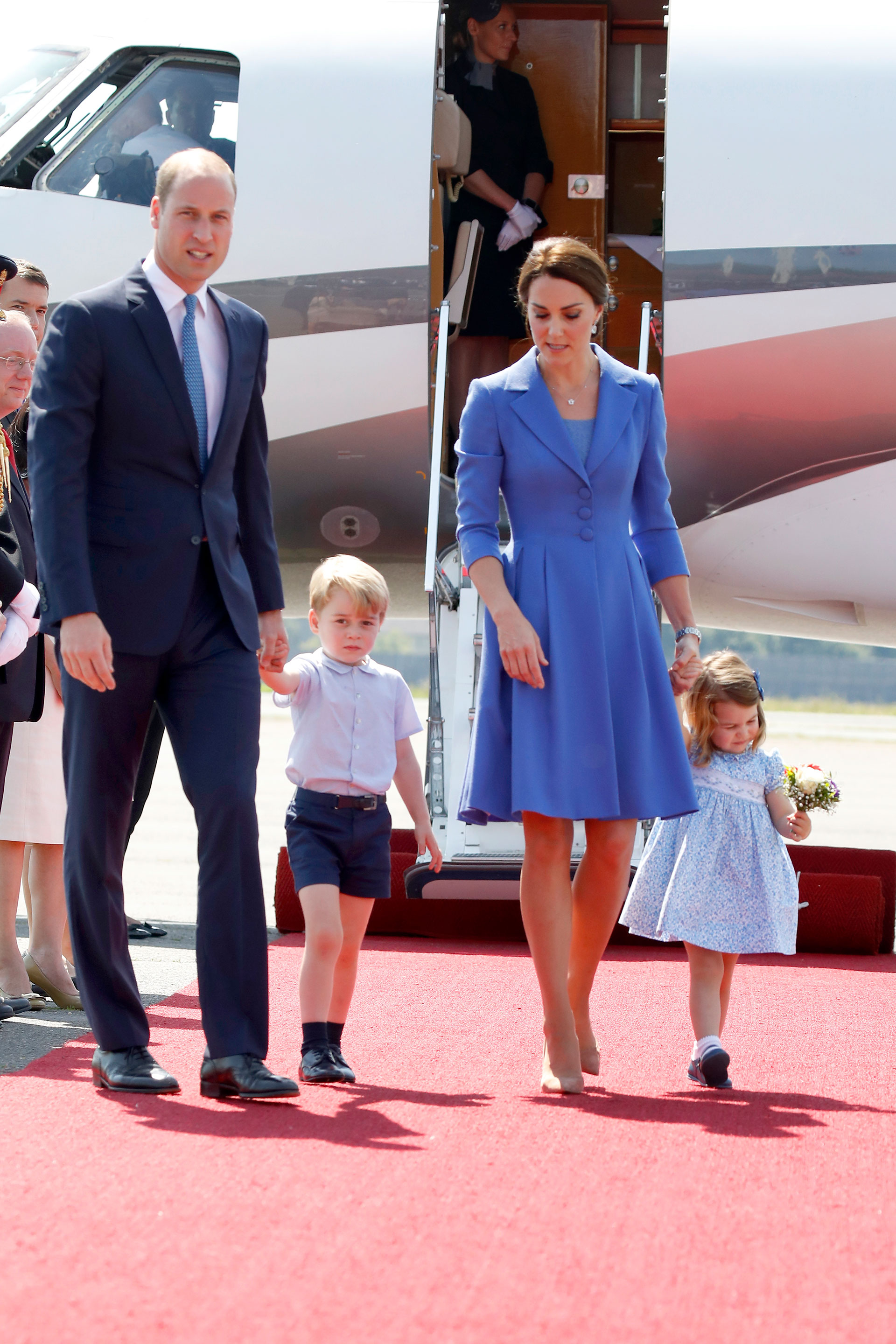 El príncipe lució un traje azul y corbata combinando el saco de su esposa (Getty)