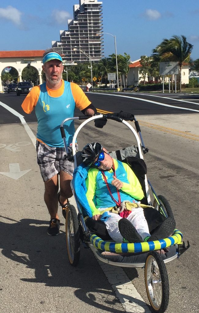 Hector Picard y Kelly Gruson durante una carrera en la ciudad de Miami. (Florida) (Hector Picard/The Washington Post).