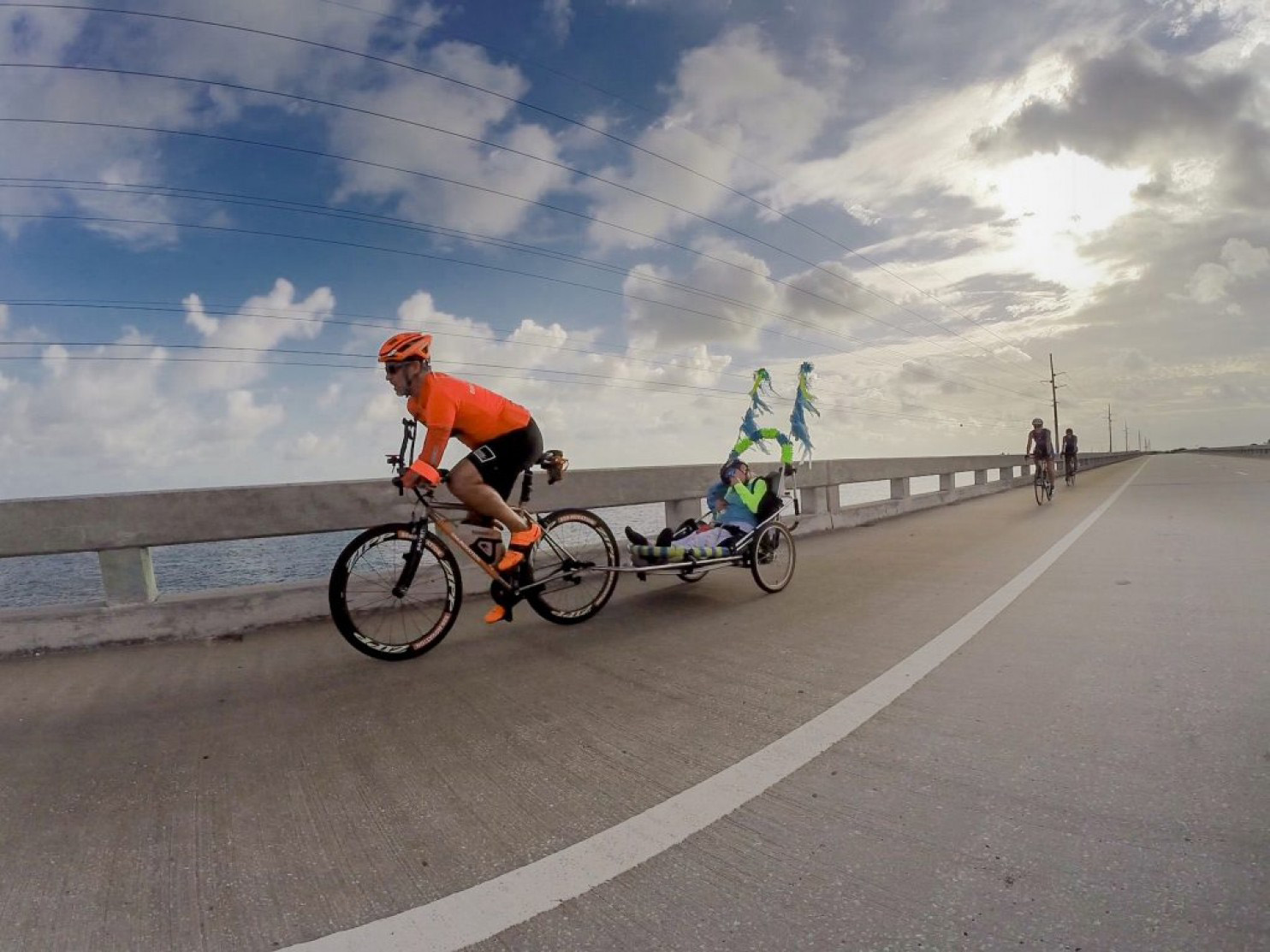 Hector Picard y Kelly Gruson pasan por uno de los puentes de camino a Key West. (Julio Mendez/The Washington Post).