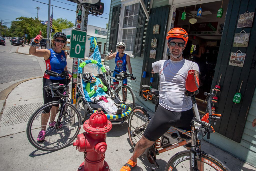 Hector Picard y Kelly Gruson posan en “La milla cero” de Key West (Florida) tras completar una carrera de 80 kilómetros. (Julio Mendez/The Washington Post).