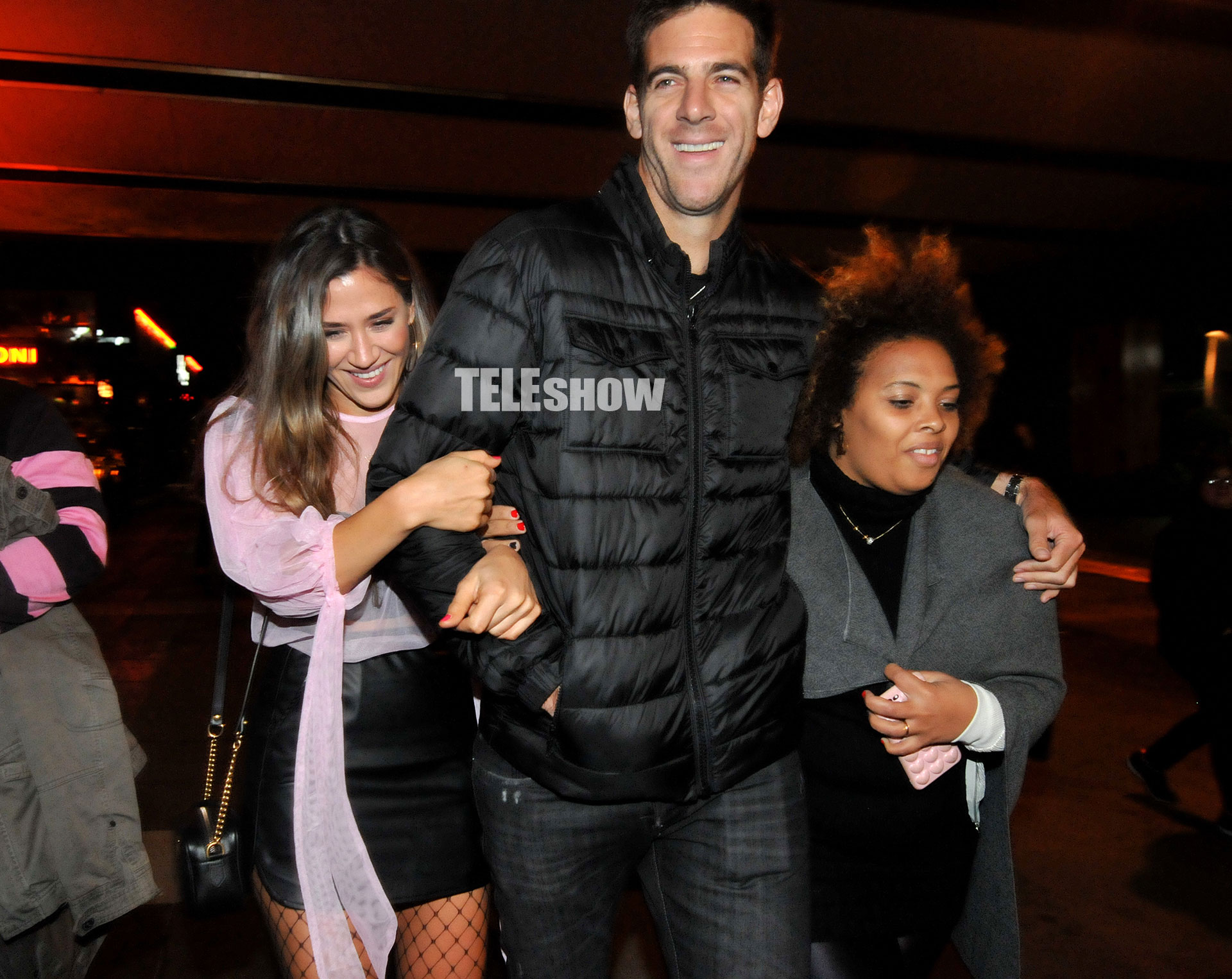 La foto engaña. ¡Y solo la foto! Porque si bien Juan Martín Del Potro se abraza a la corista de la autora de “La Tonta”, casi relegando a la cantante, es Jimena Barón quien conquistó su corazón. El romance empezó a fines de 2016, pero se afianzó en este año que se termina. ¿Vendrá un embarazo en 2018? Si todo continúa así de bien… (Foto: Teleshow)