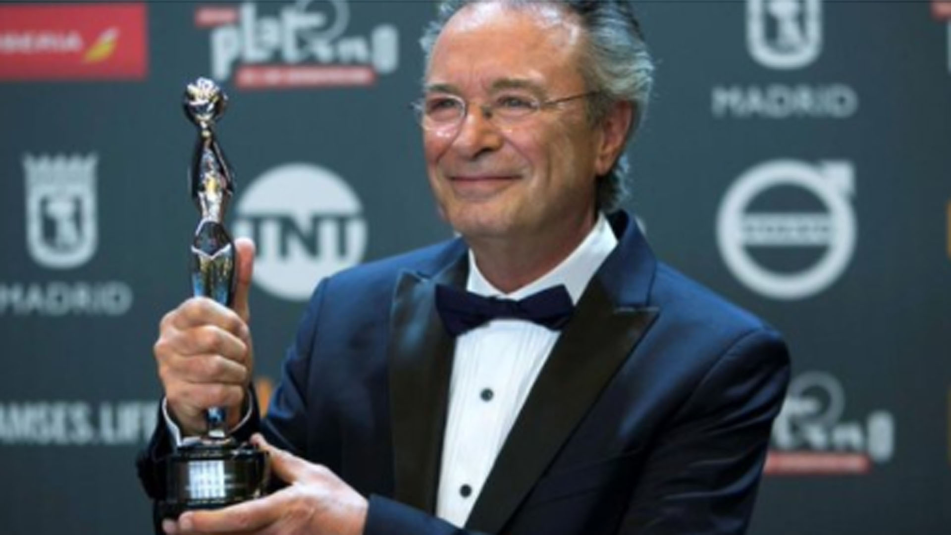 Damas y caballeros, con ustedes… ¿el actor argentino más destacado del momento? Oscar Martínez posa con la estatuilla que recibió en los Premios Platino como Mejor Actor por su papel en “El ciudadano ilustre”, que a su vez fue distinguida como Mejor Película de Ficción y Mejor Guión