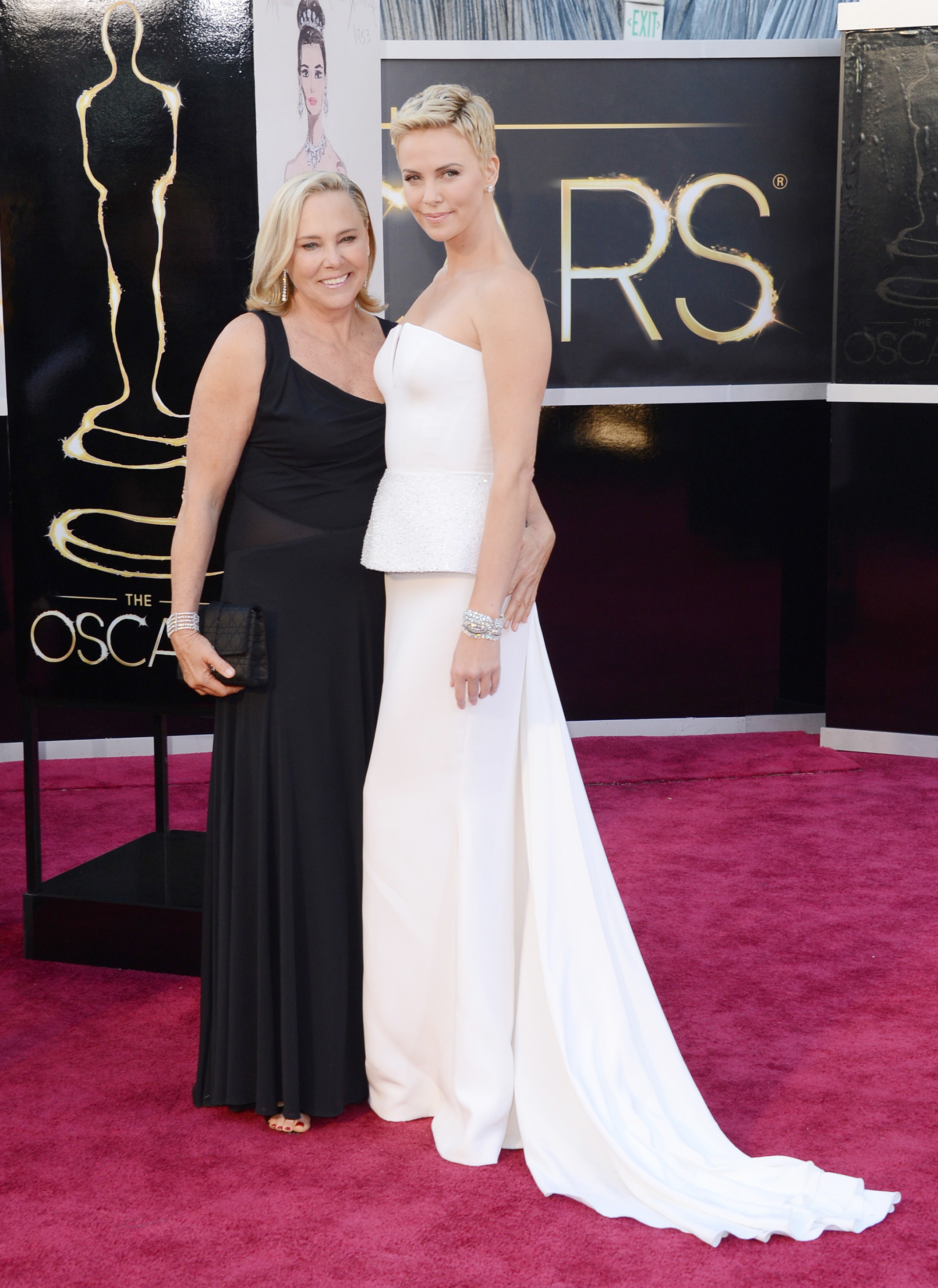 Charlize Theron con su madre, Gerda Maritz, en los Oscar 2013 (Photo by Jason Merritt/Getty Images)