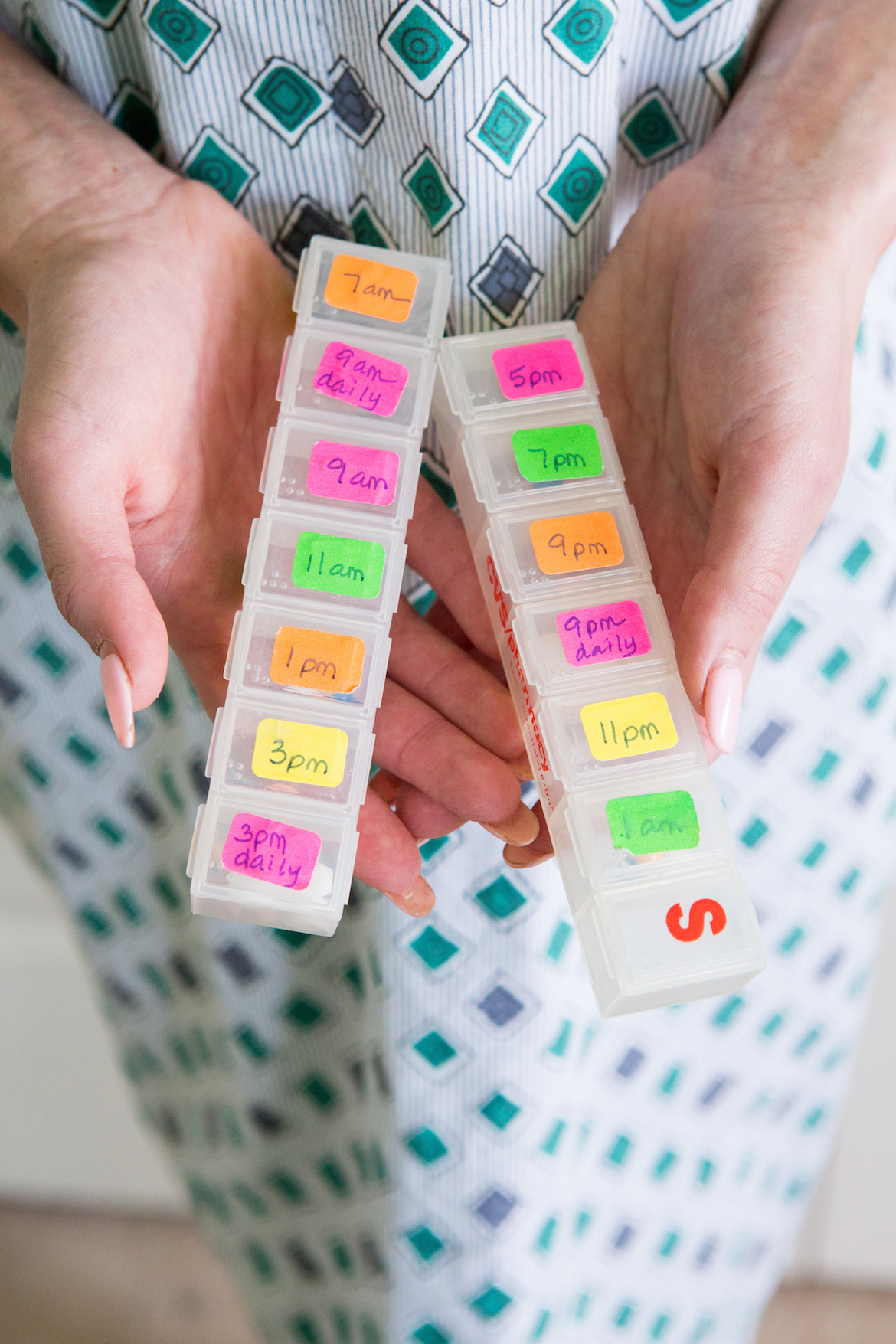 Victoria Graham muestra la cantidad de medicamentos que debe tomar diariamente para su tratamiento (The Washington Post/Allison Shelley)