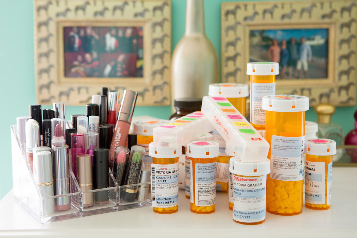 Los productos de belleza junto a los medicamentos que utiliza Victoria Graham para su tratamiento (The Washington Post/Allison Shelley)